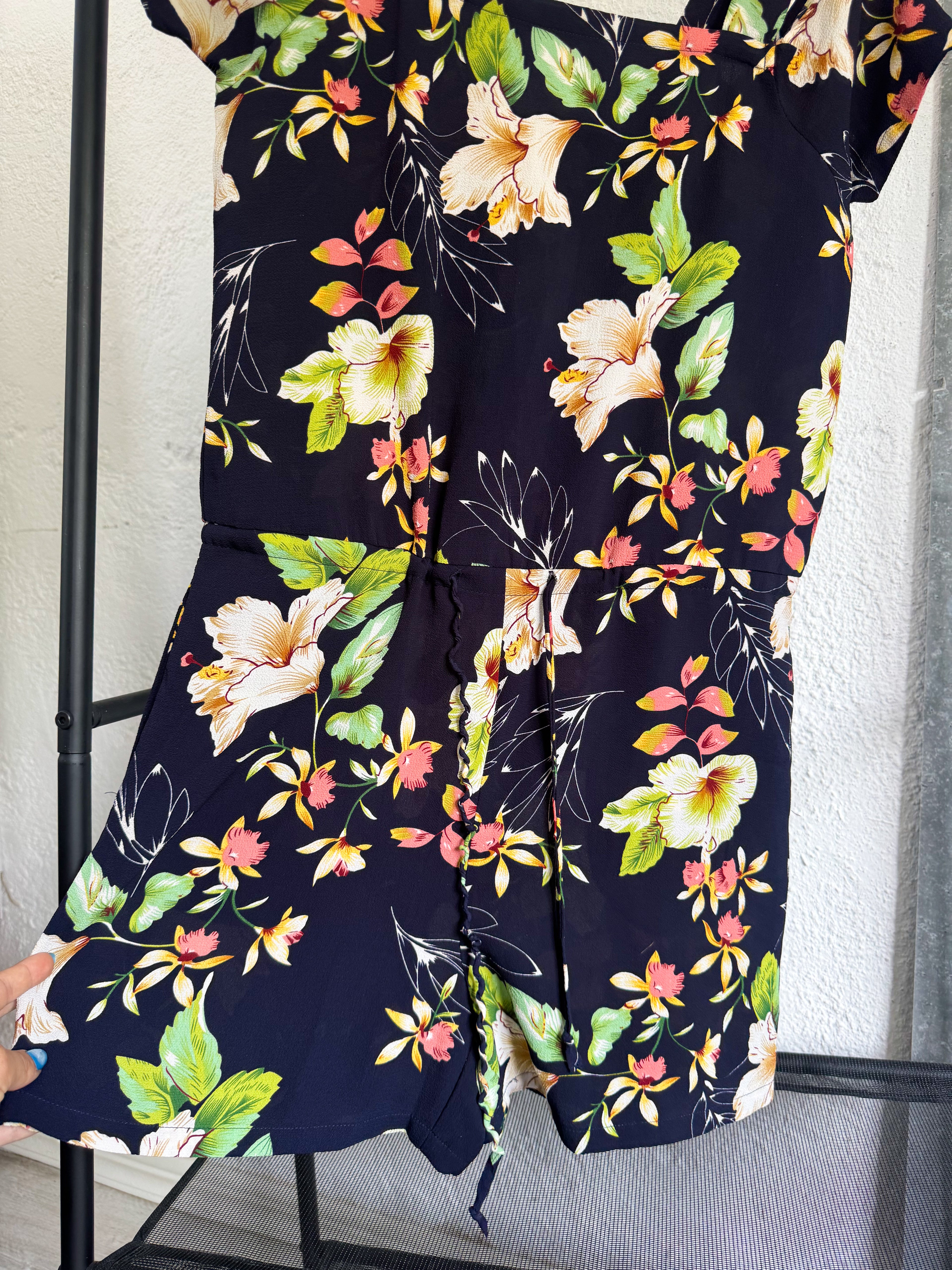 Monito negro floreado