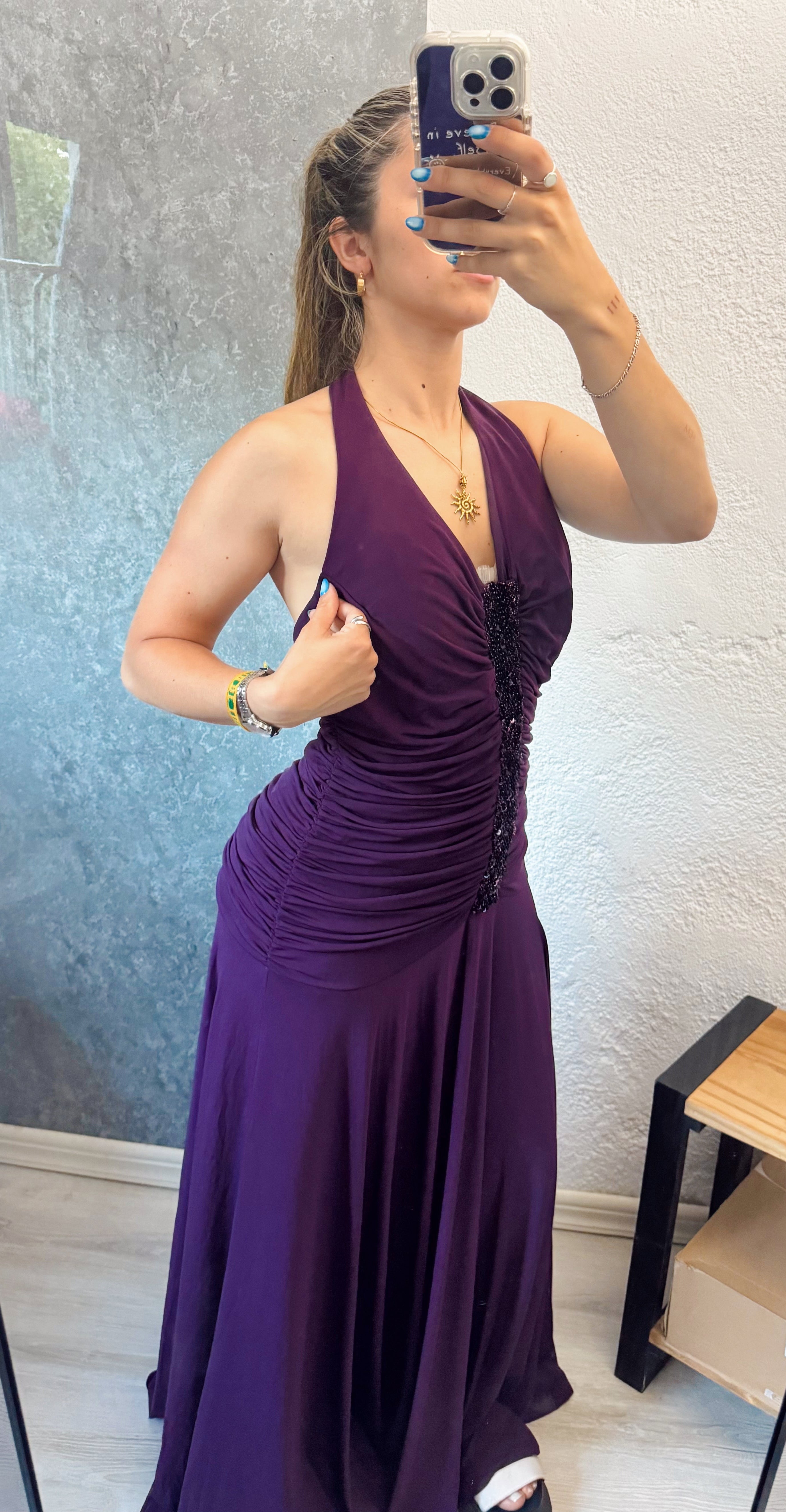 Vestido de fiesta violeta con frunce
