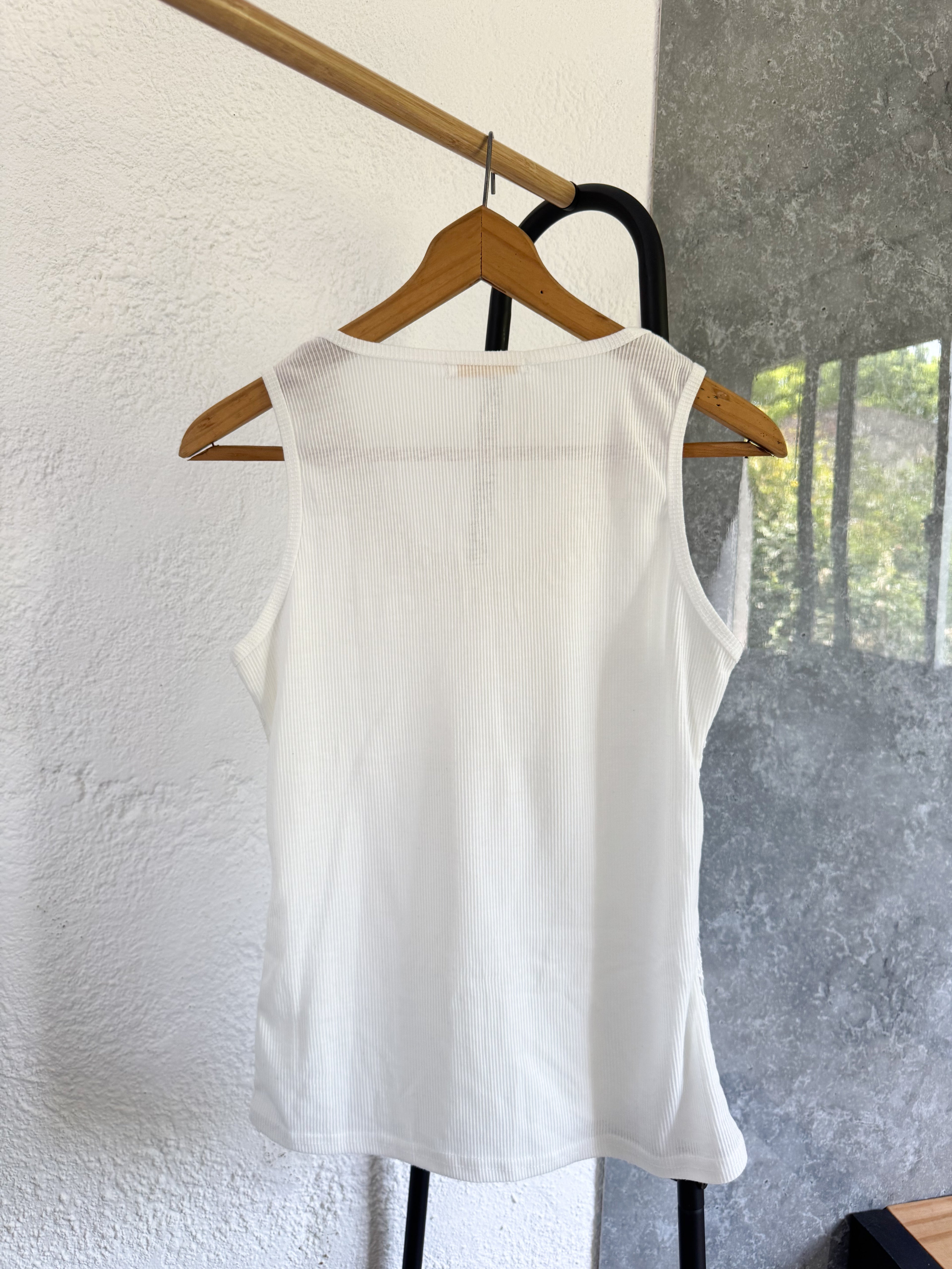 Musculosa blanca con perlas