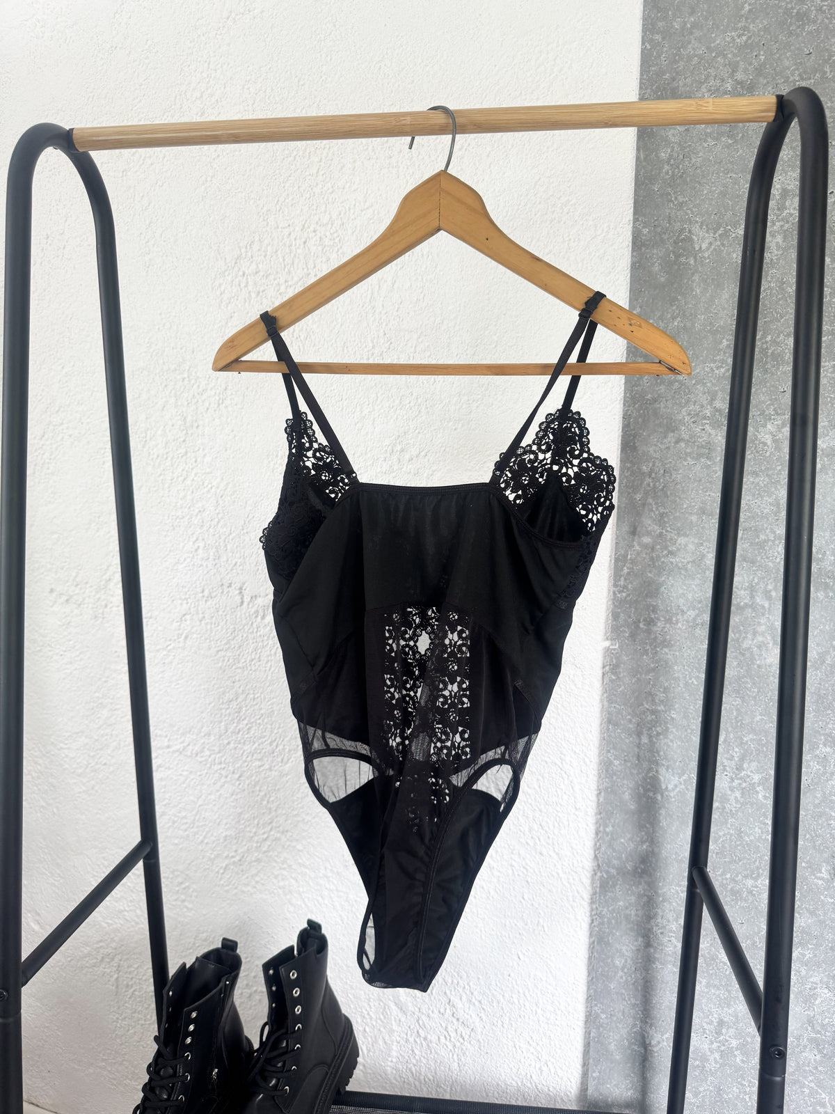 Body negro de encaje y transparencias