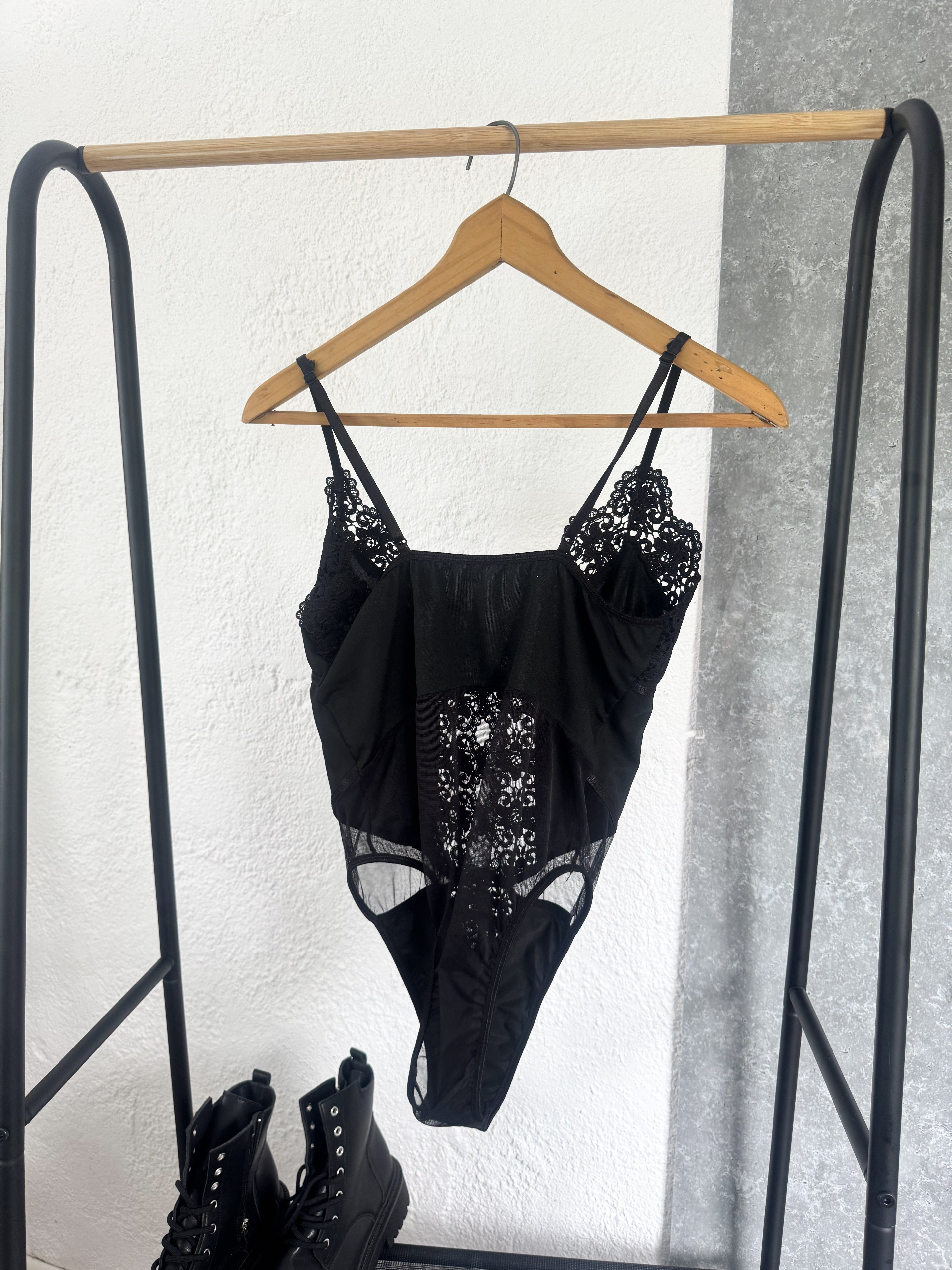Body negro de encaje y transparencias