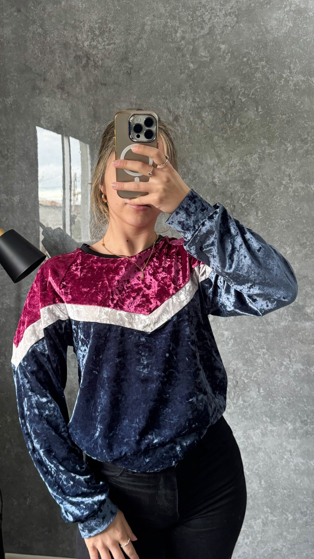 Buzo de terciopelo azul, rosa y blanco