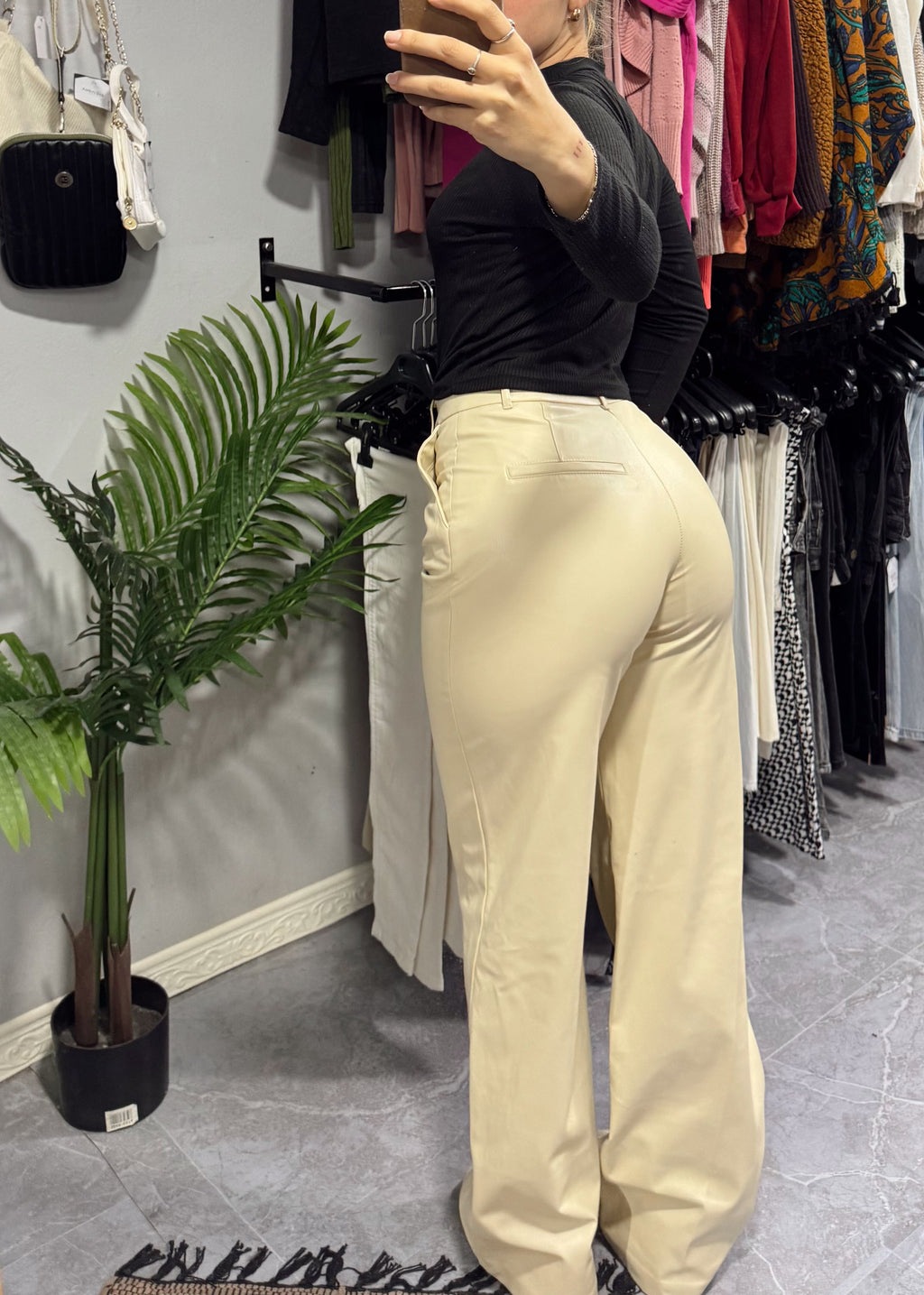 Pantalón cuerina beige ZARA