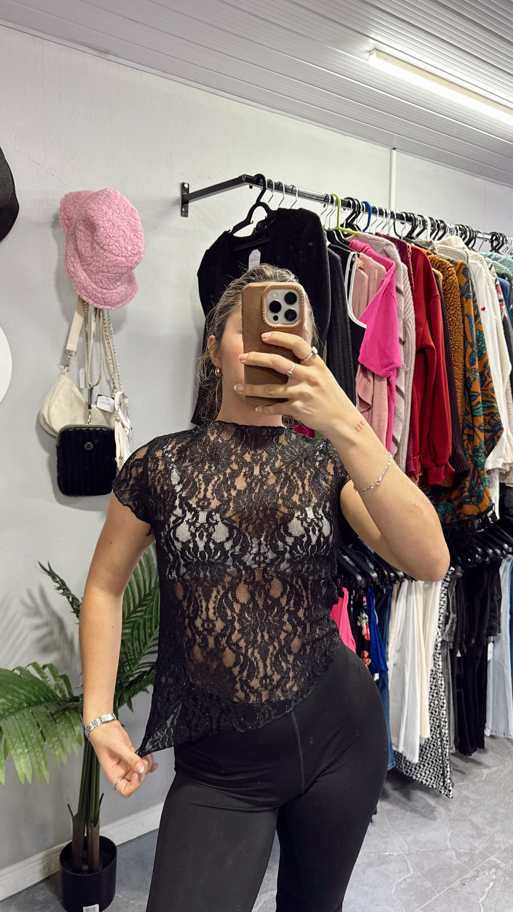 Remera/top negro de encaje