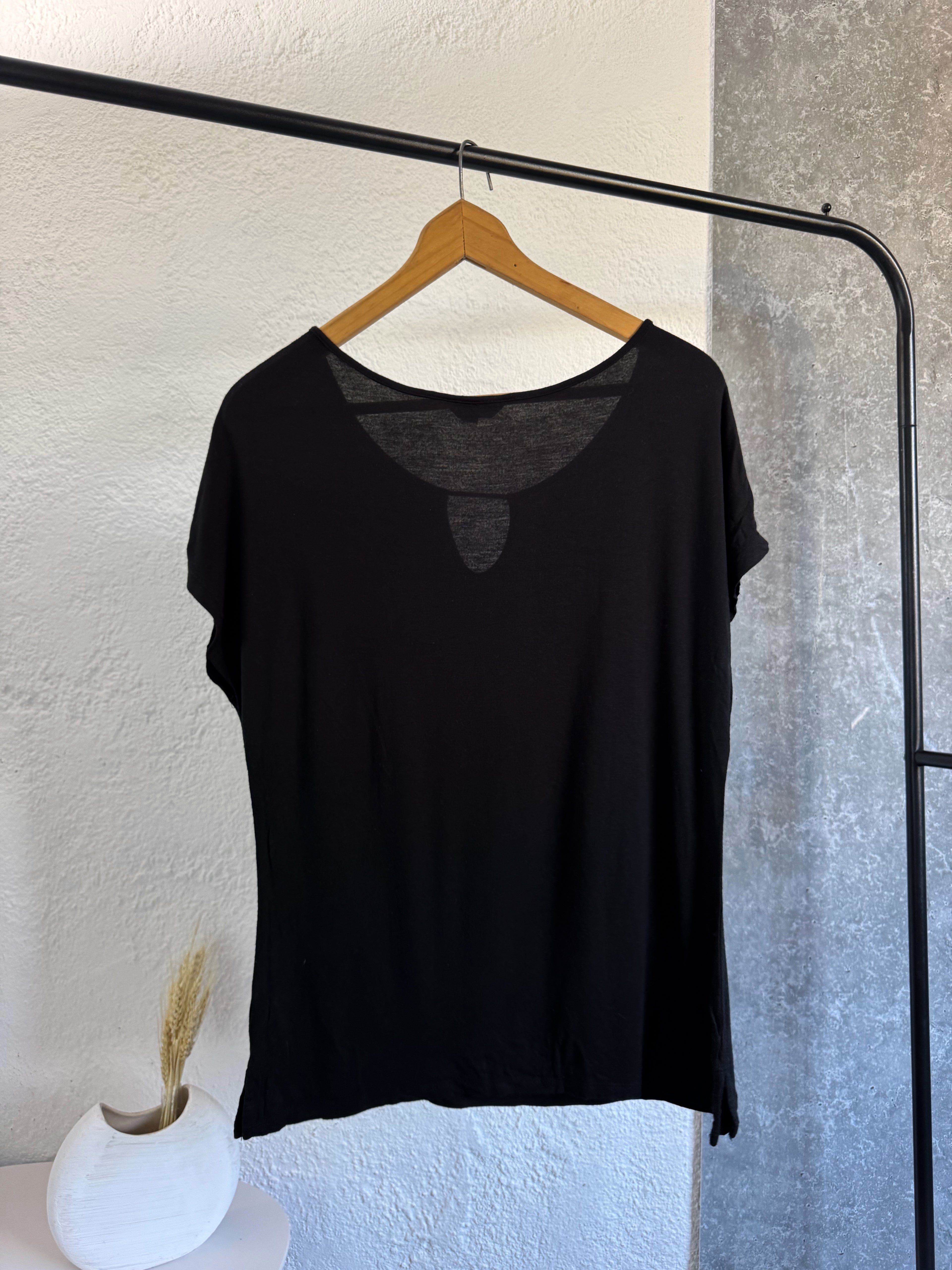 Remera negra Lolita con escote