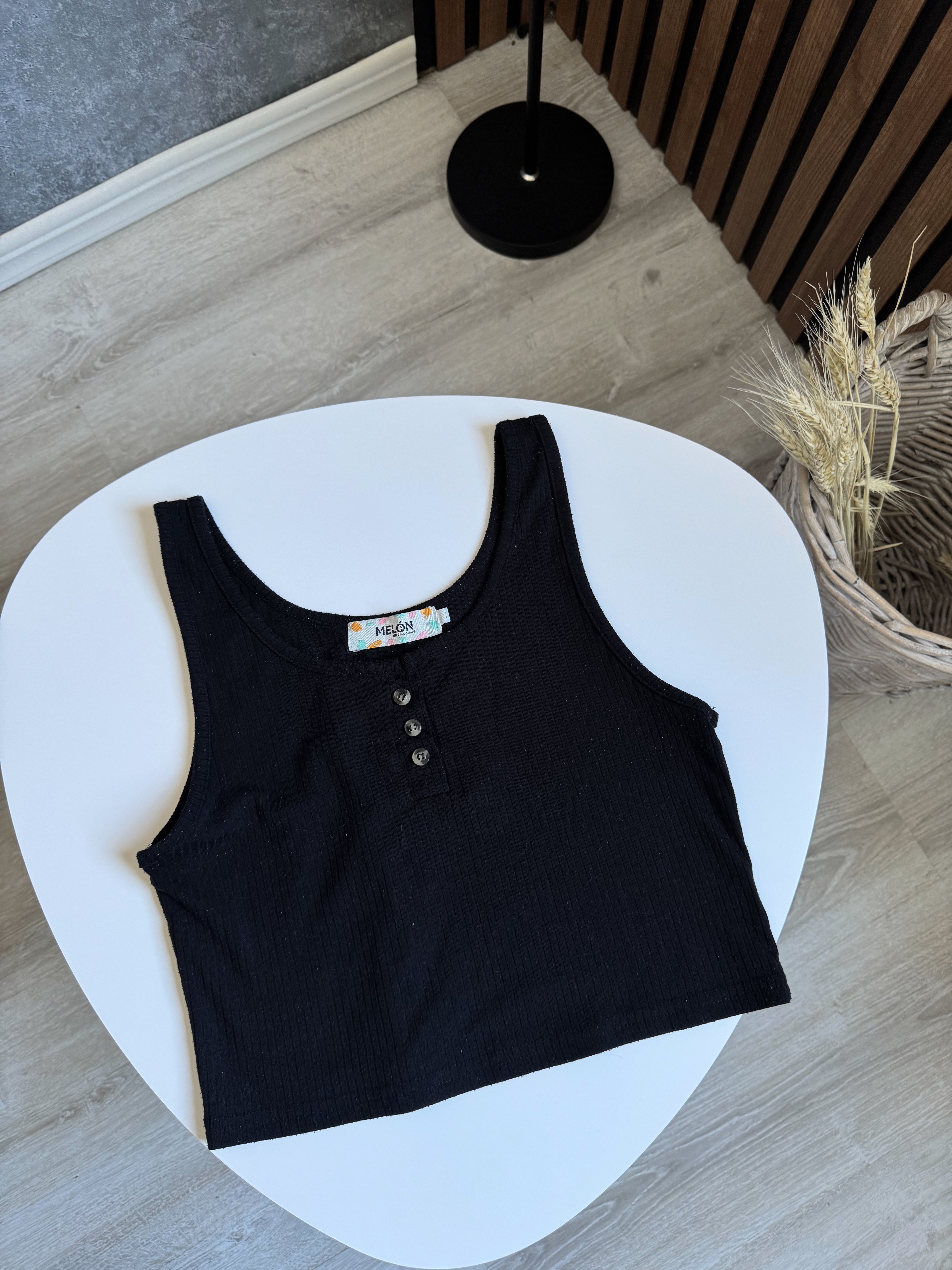 Top negro con botones adelante