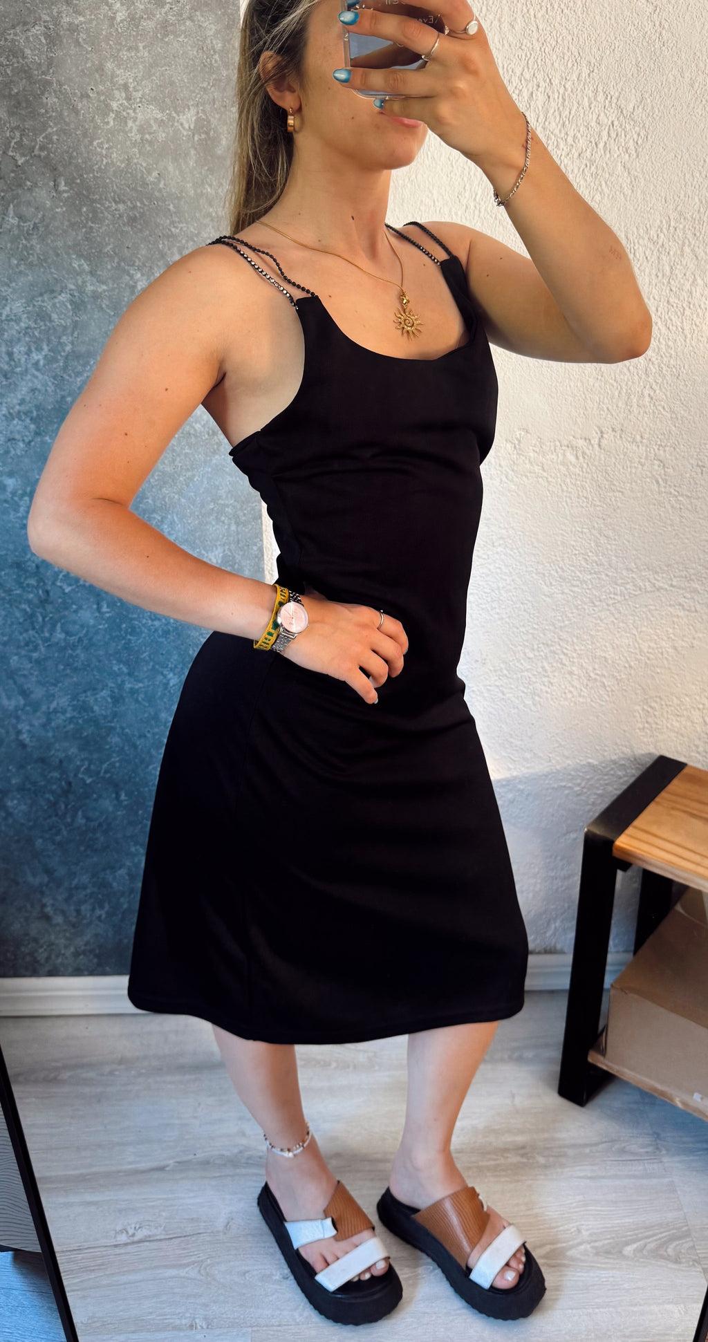 Vestido negro con tiras de strass