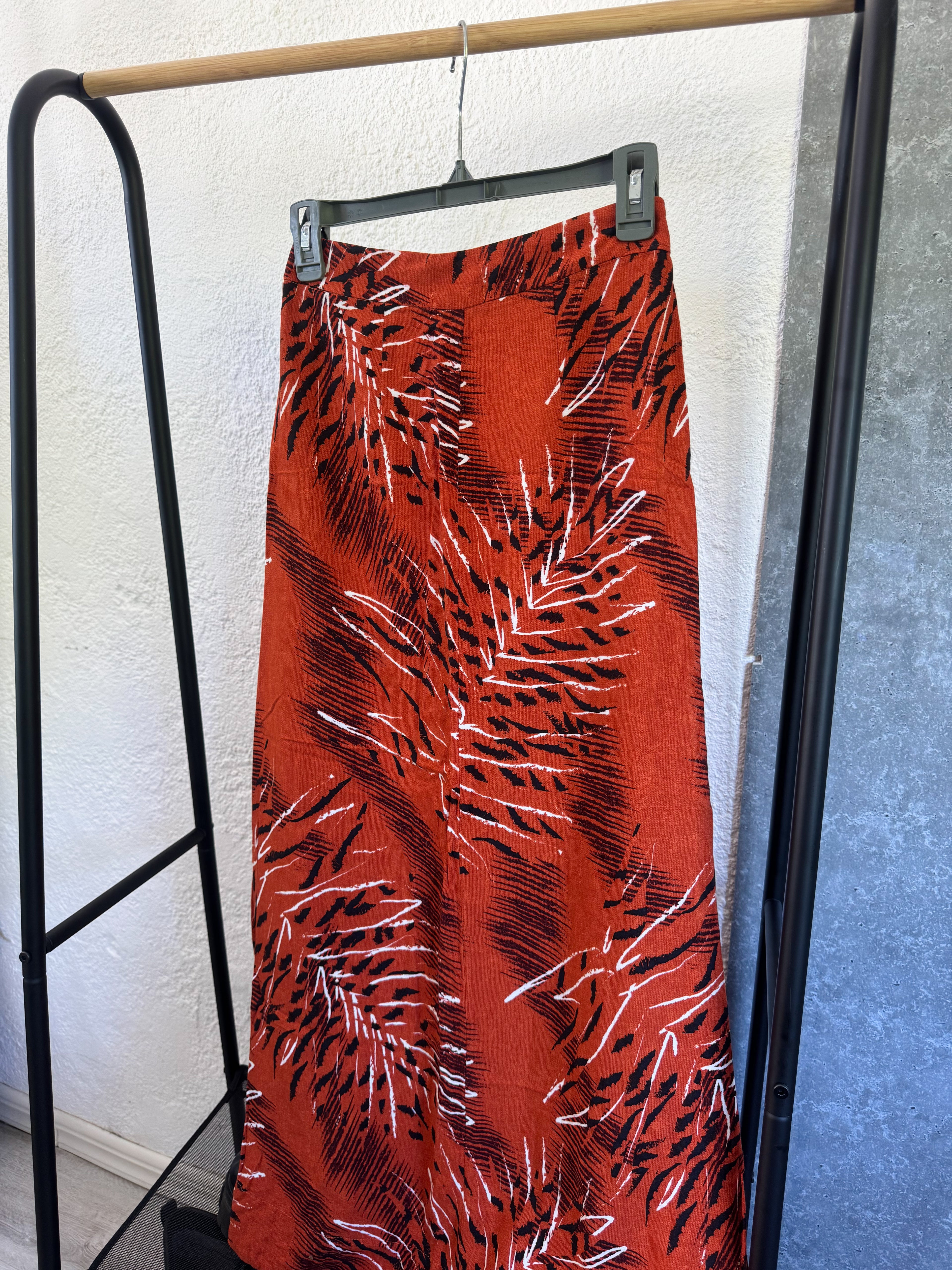 Pollera larga naranja con botones delanteros