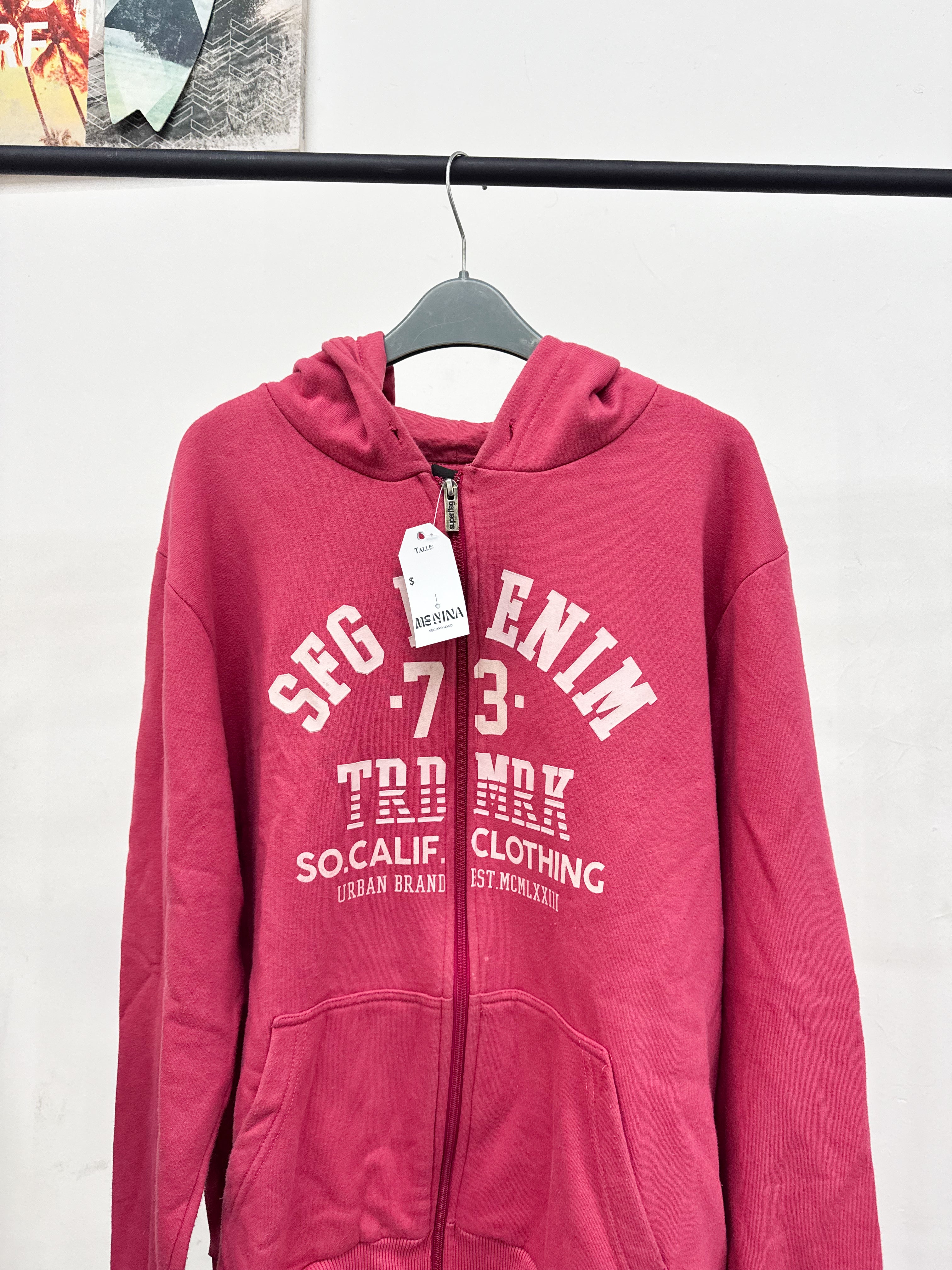 Campera rosada deportiva