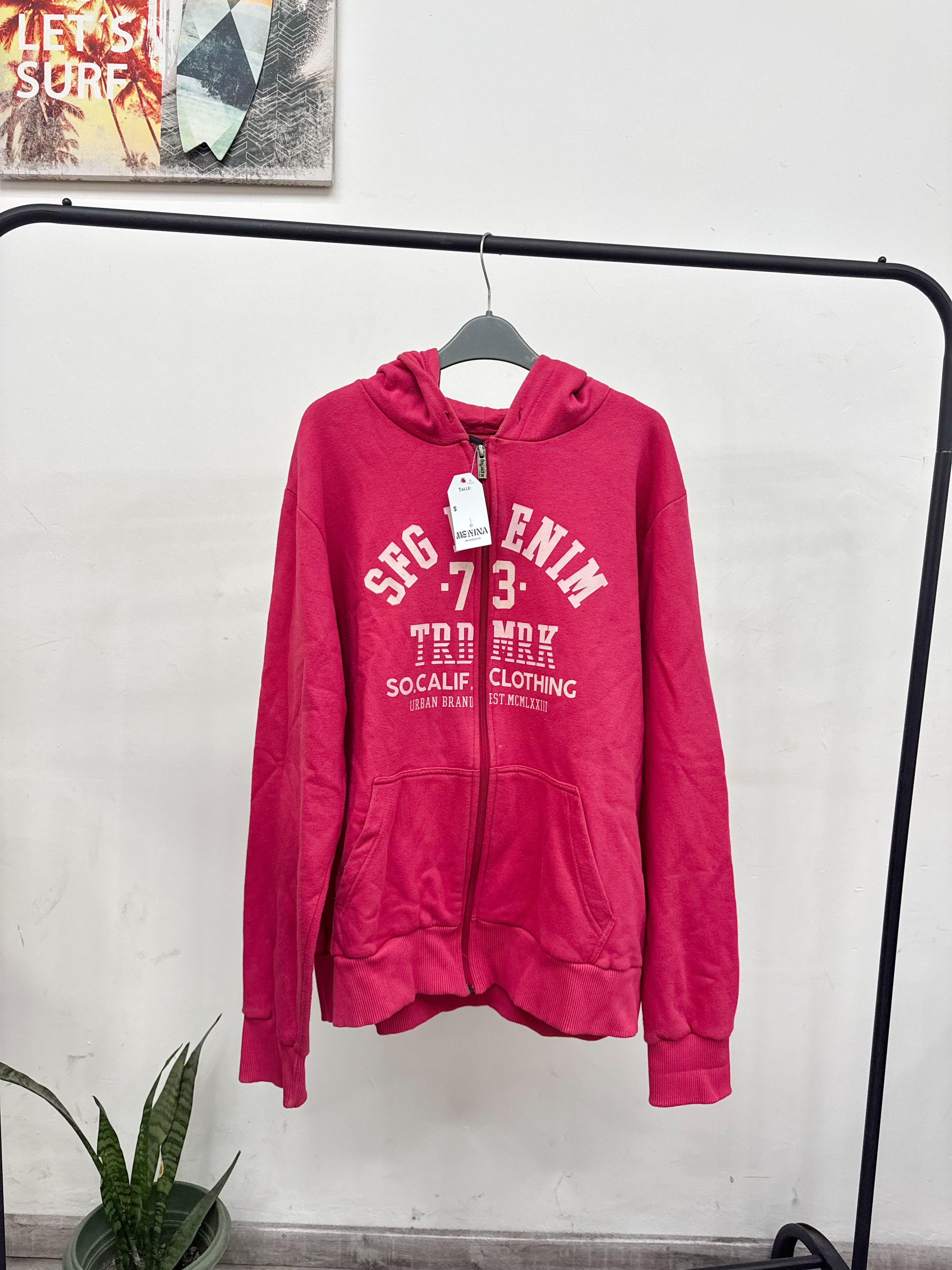 Campera rosada deportiva