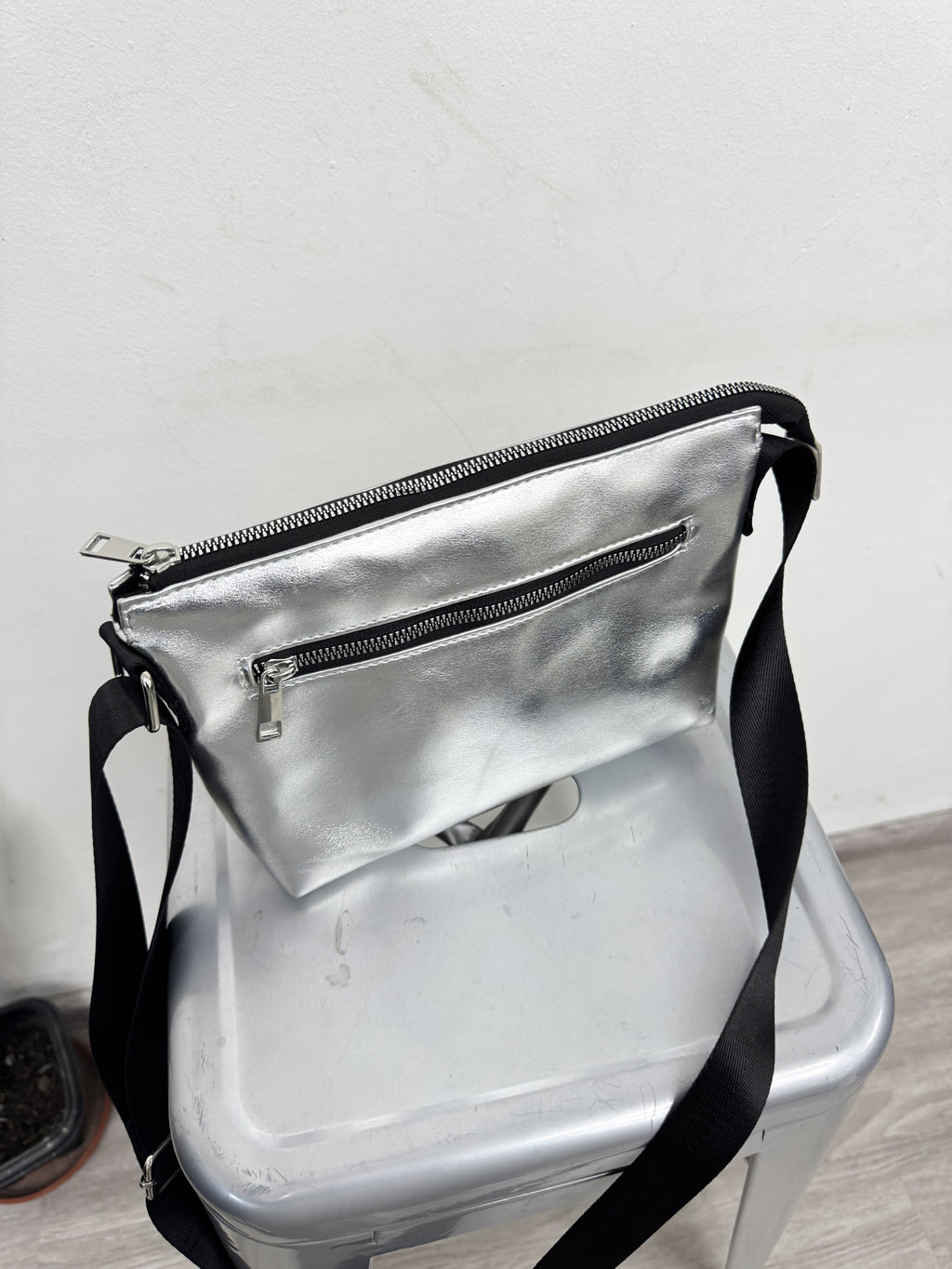 Cartera nueva plateada