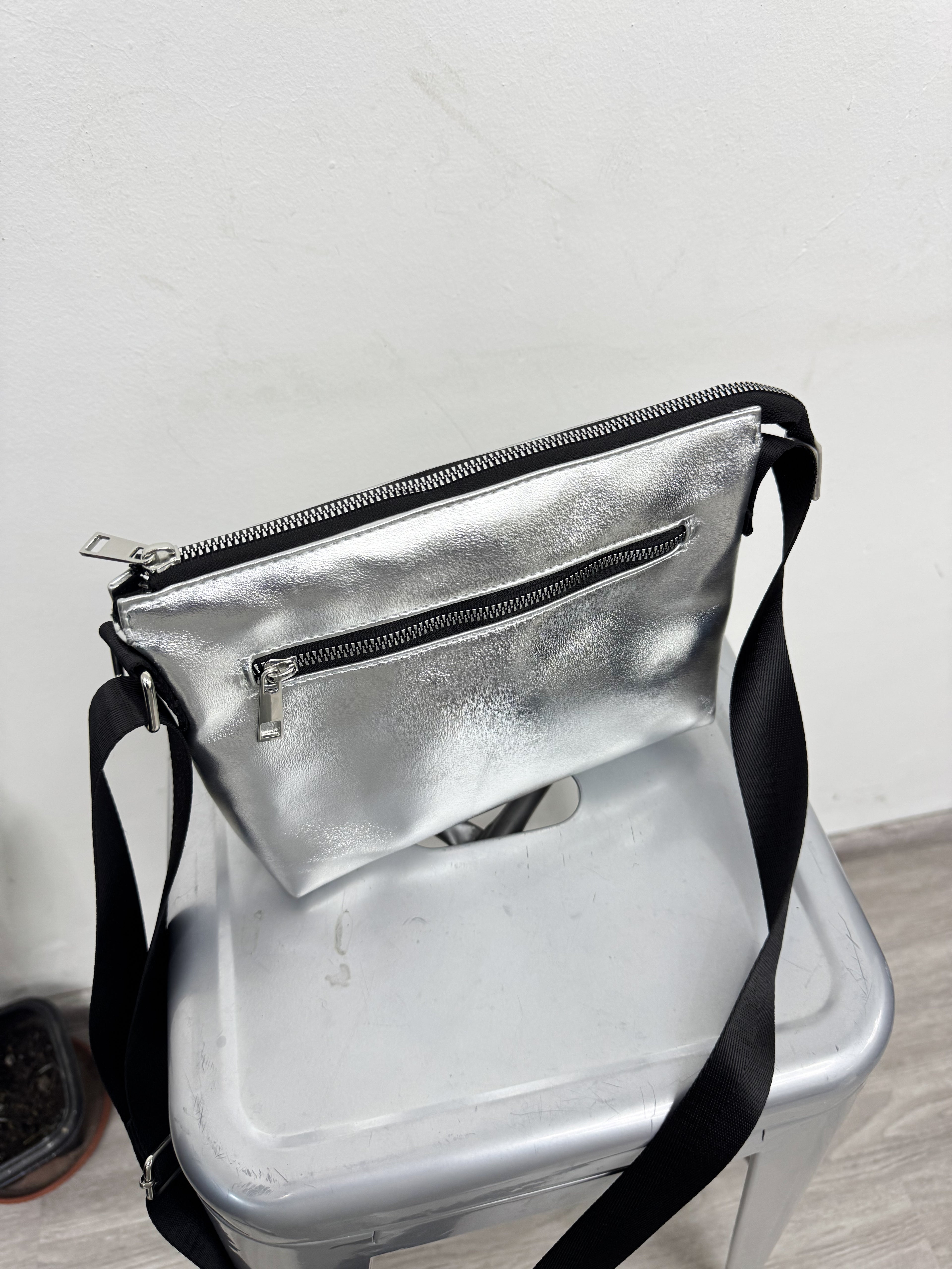 Cartera nueva plateada