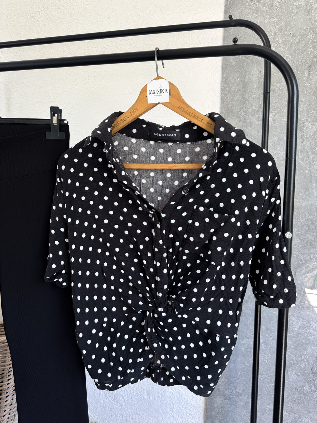 Blusa de lunares blanca y negra