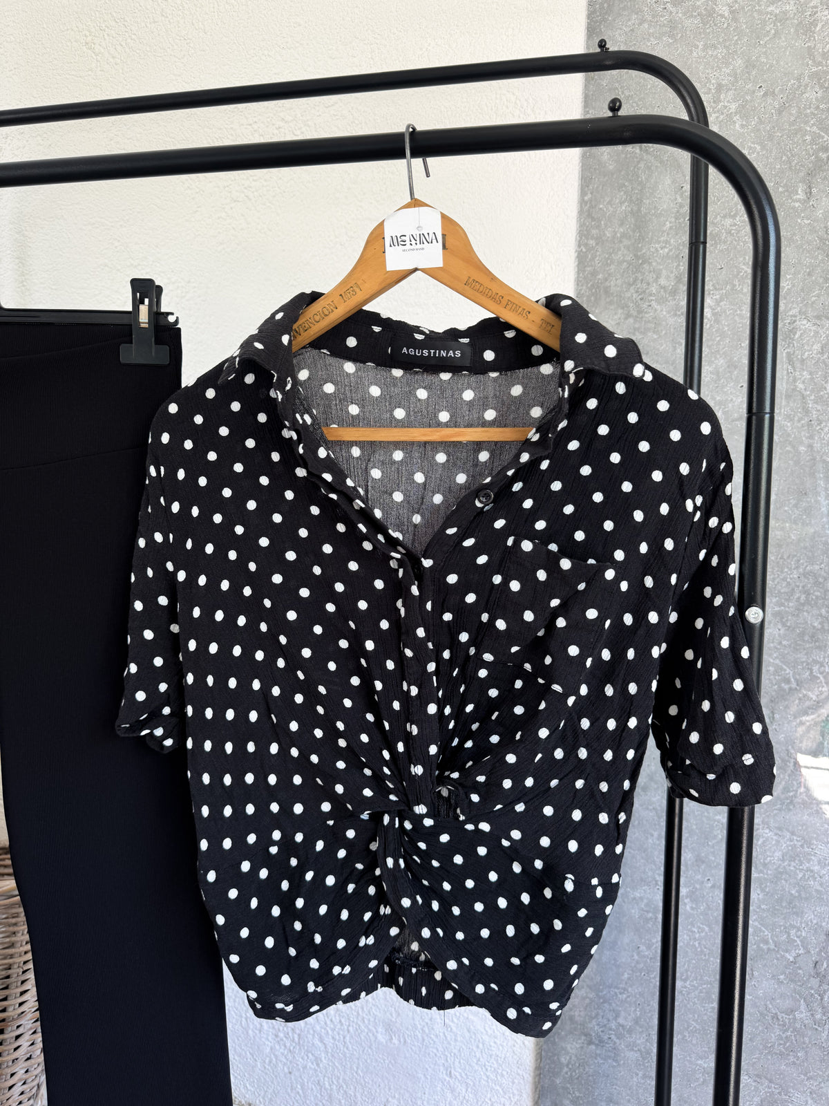 Blusa de lunares blanca y negra