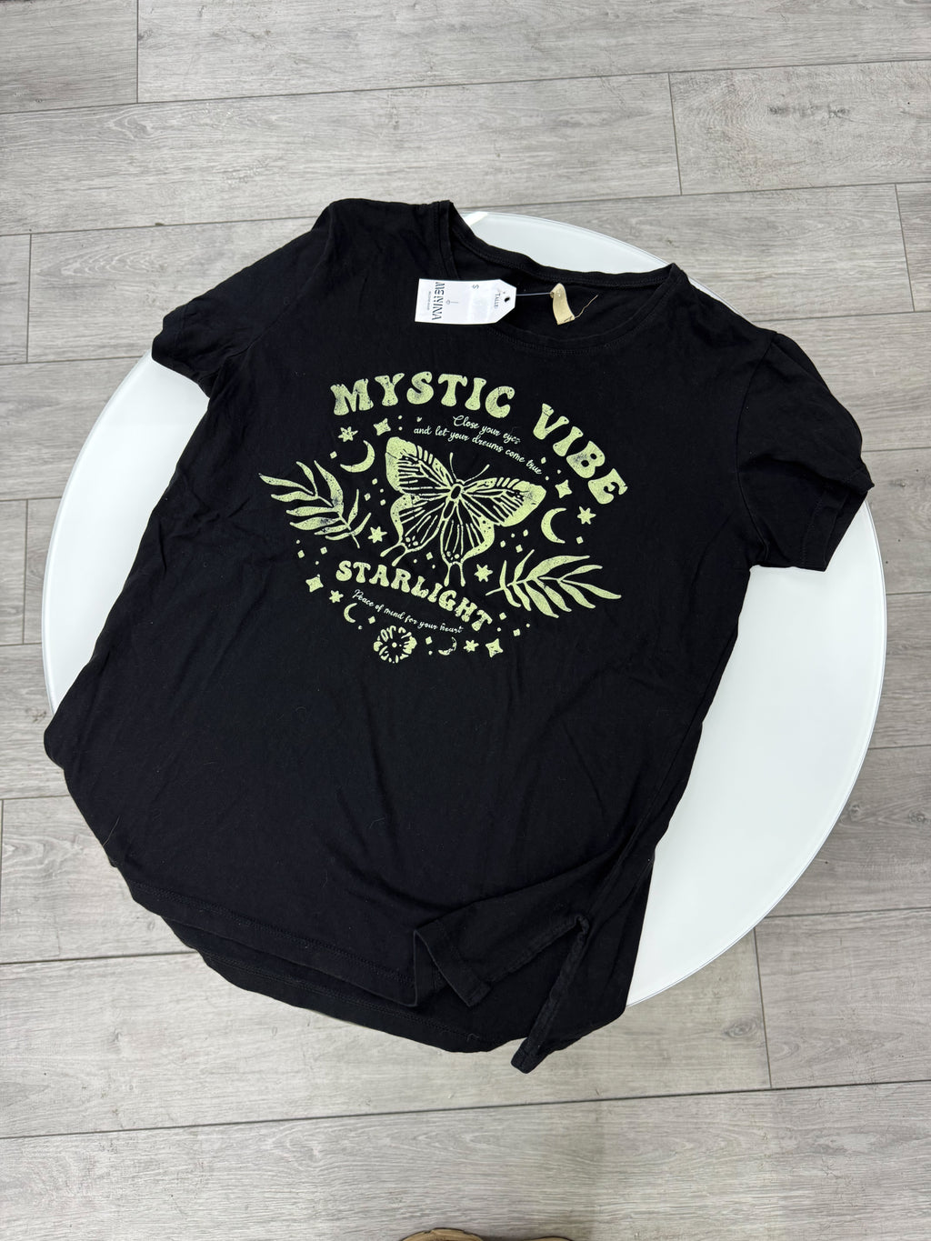 Remera negra con mariposa talle M