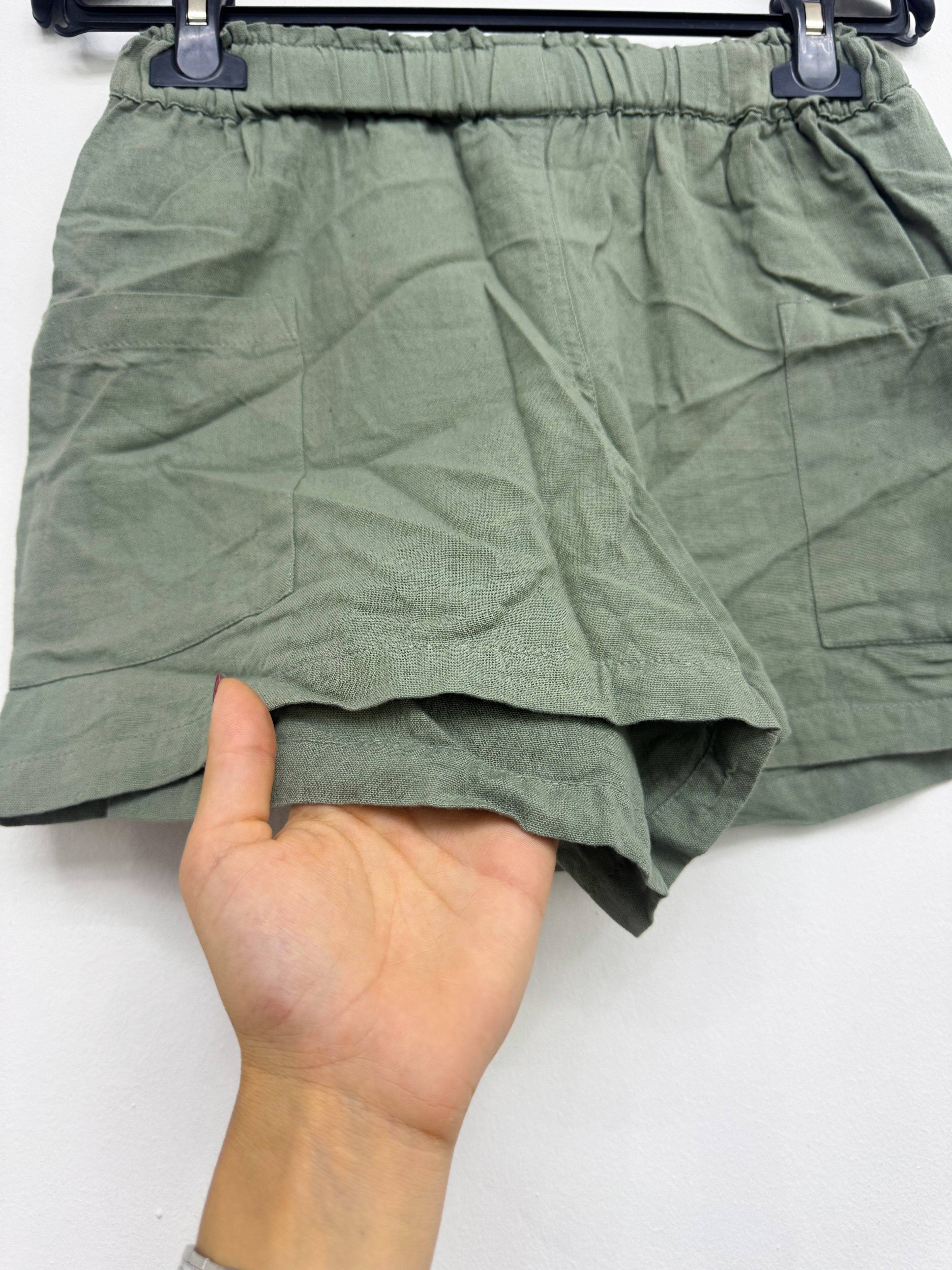 Short de lino verde con bolsillos