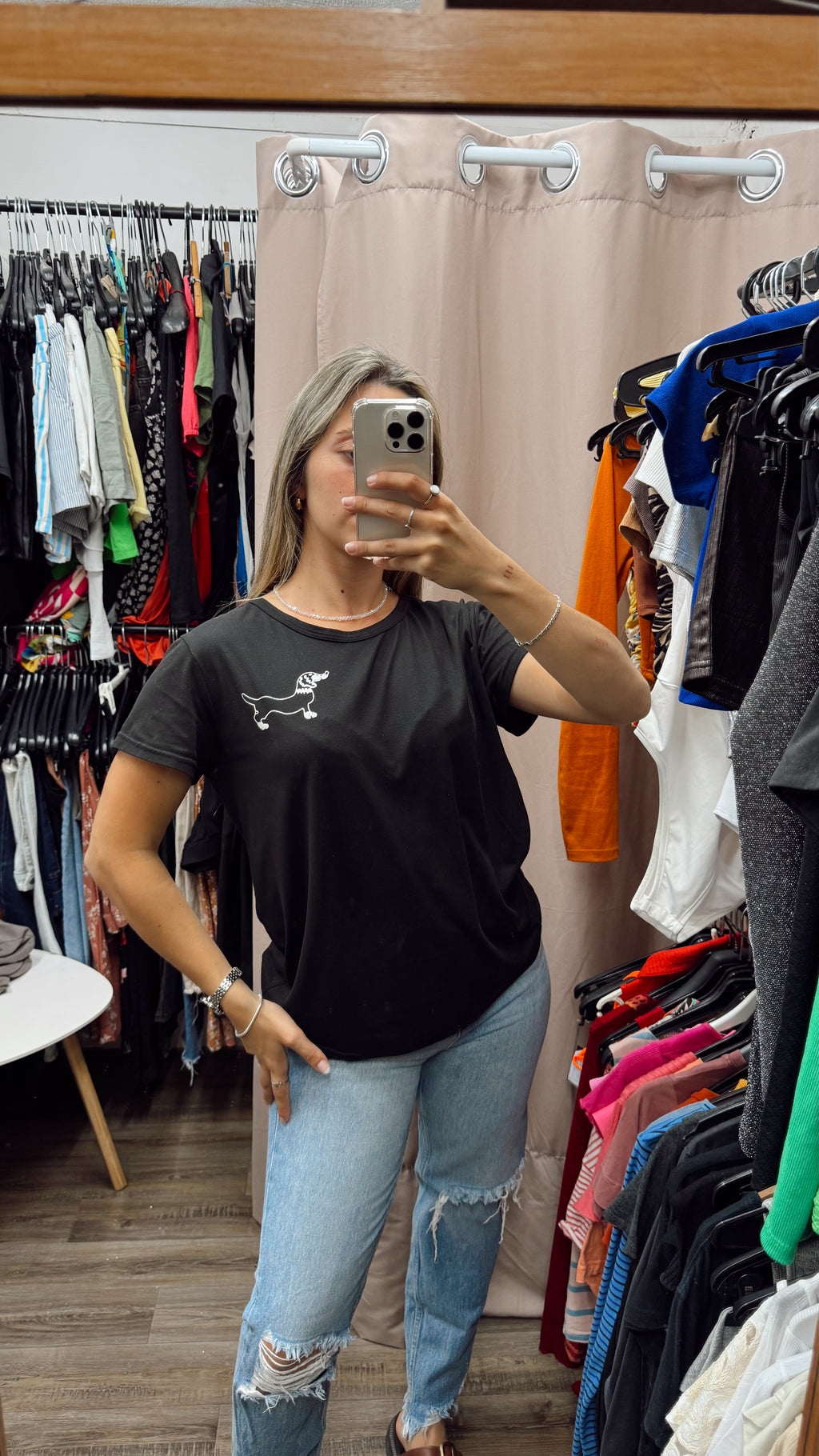 Remera negra salchicha