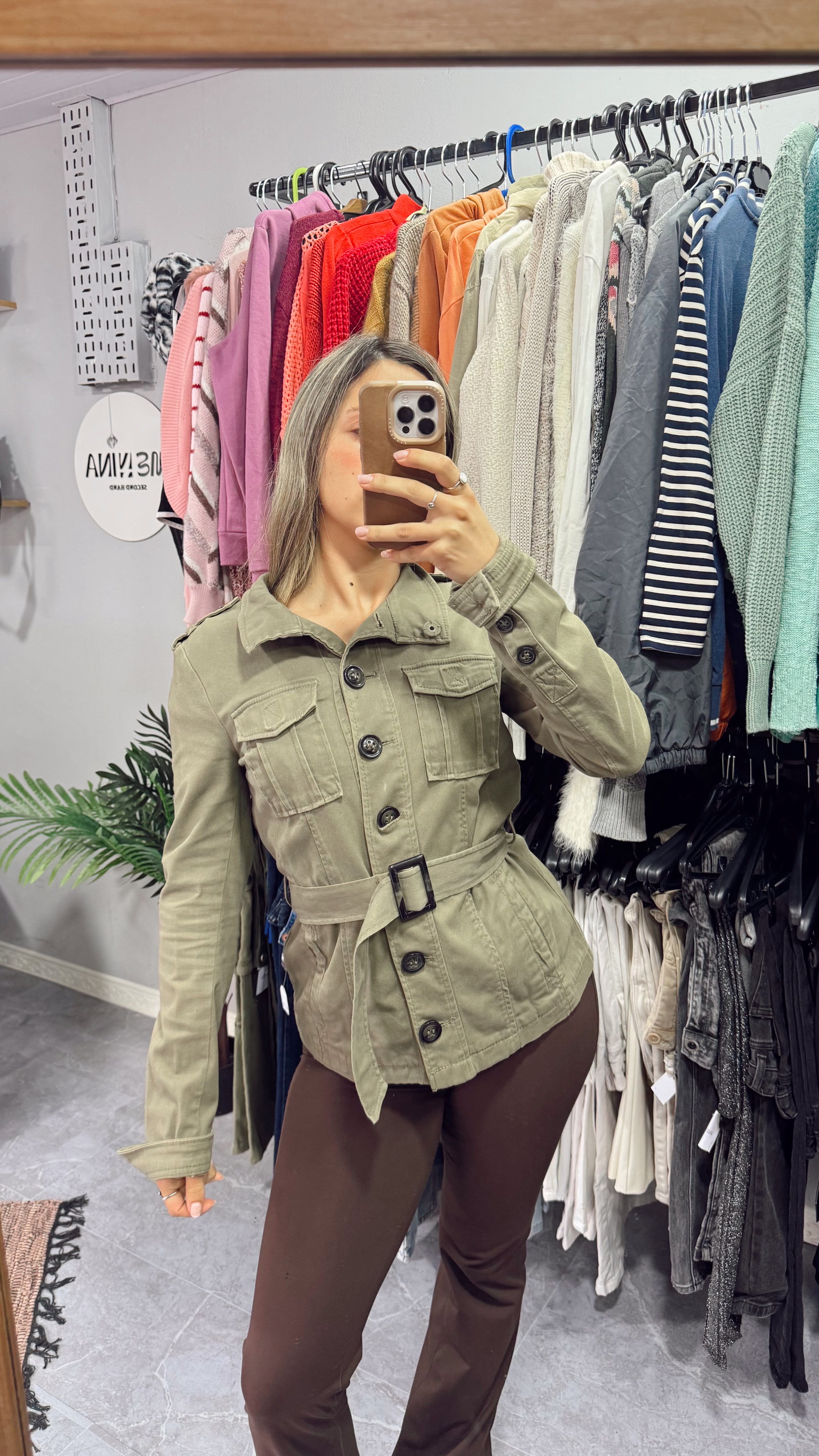 Chaqueta verde con cinto y botones