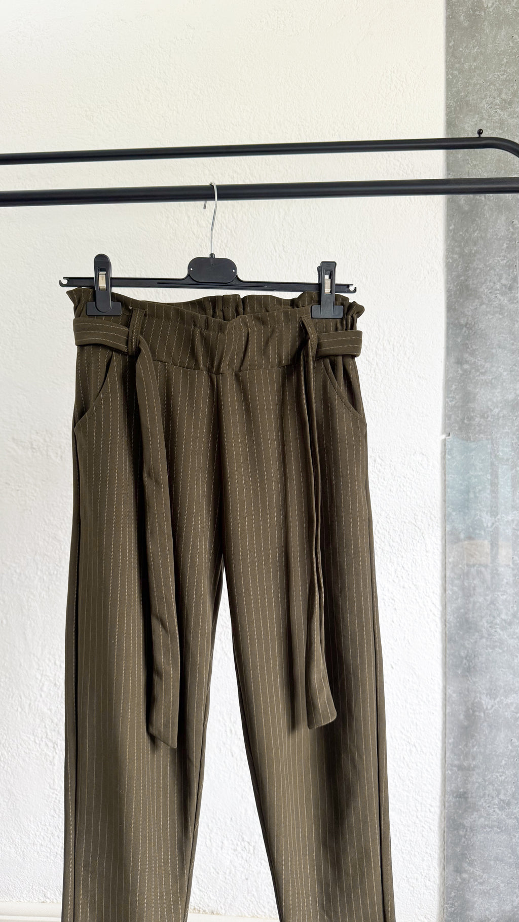 Pantalón con lazo a rayas, color verde oliva