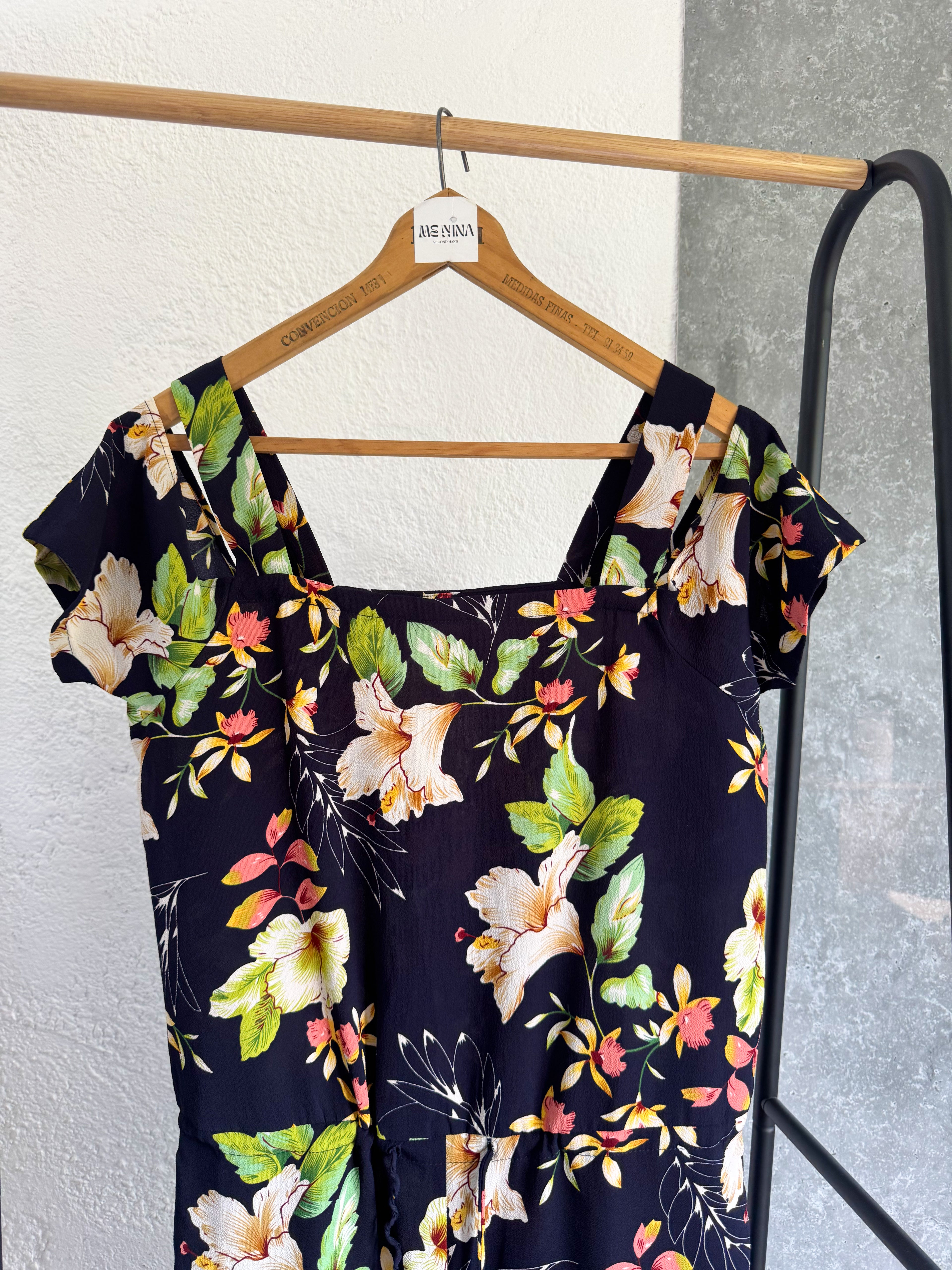 Monito negro floreado