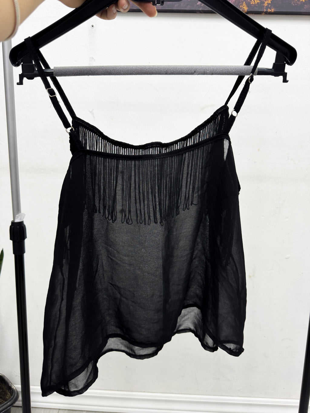 Musculosa negra traslúcida