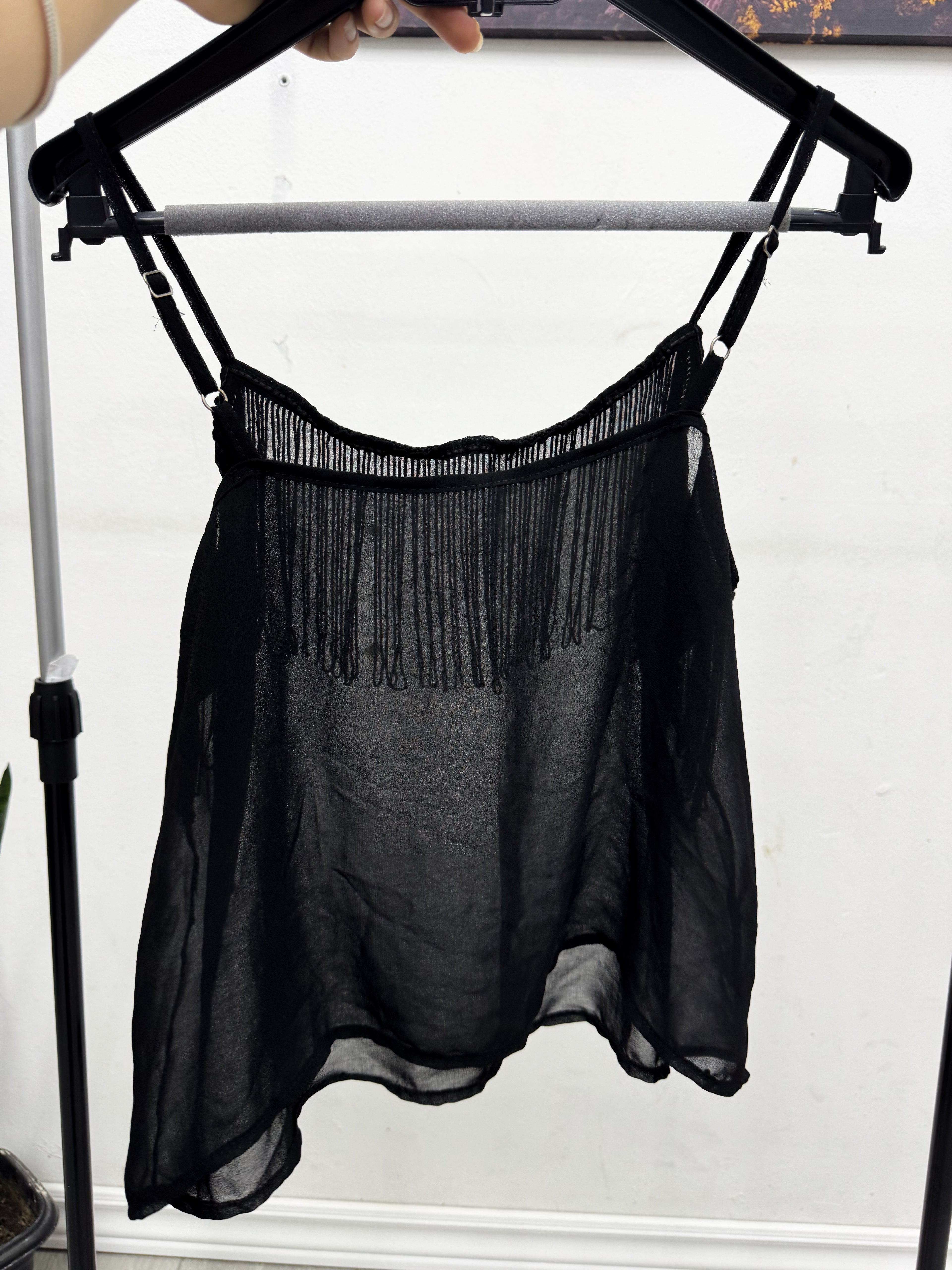Musculosa negra traslúcida