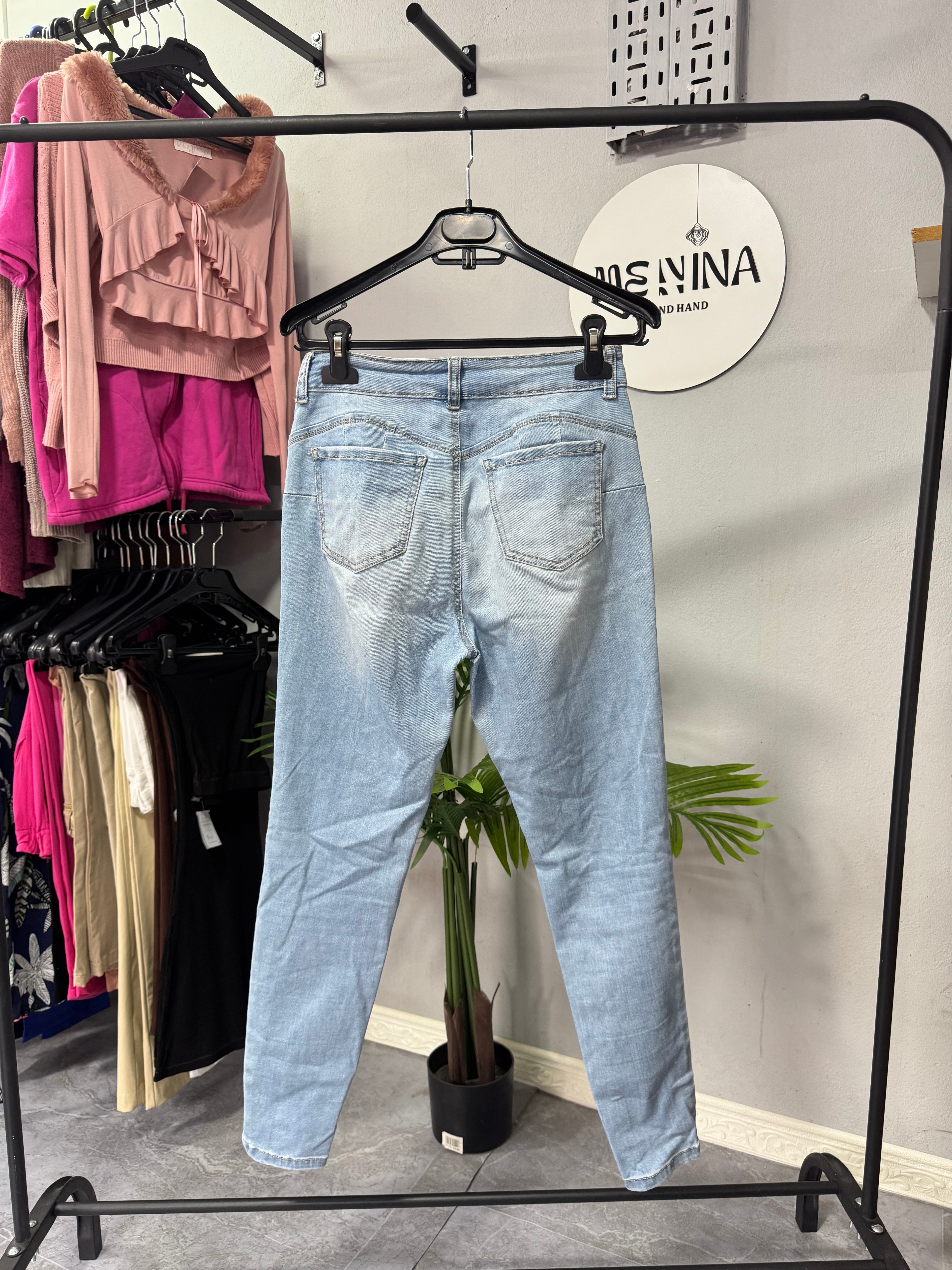 Jean con roturas al cuerpo