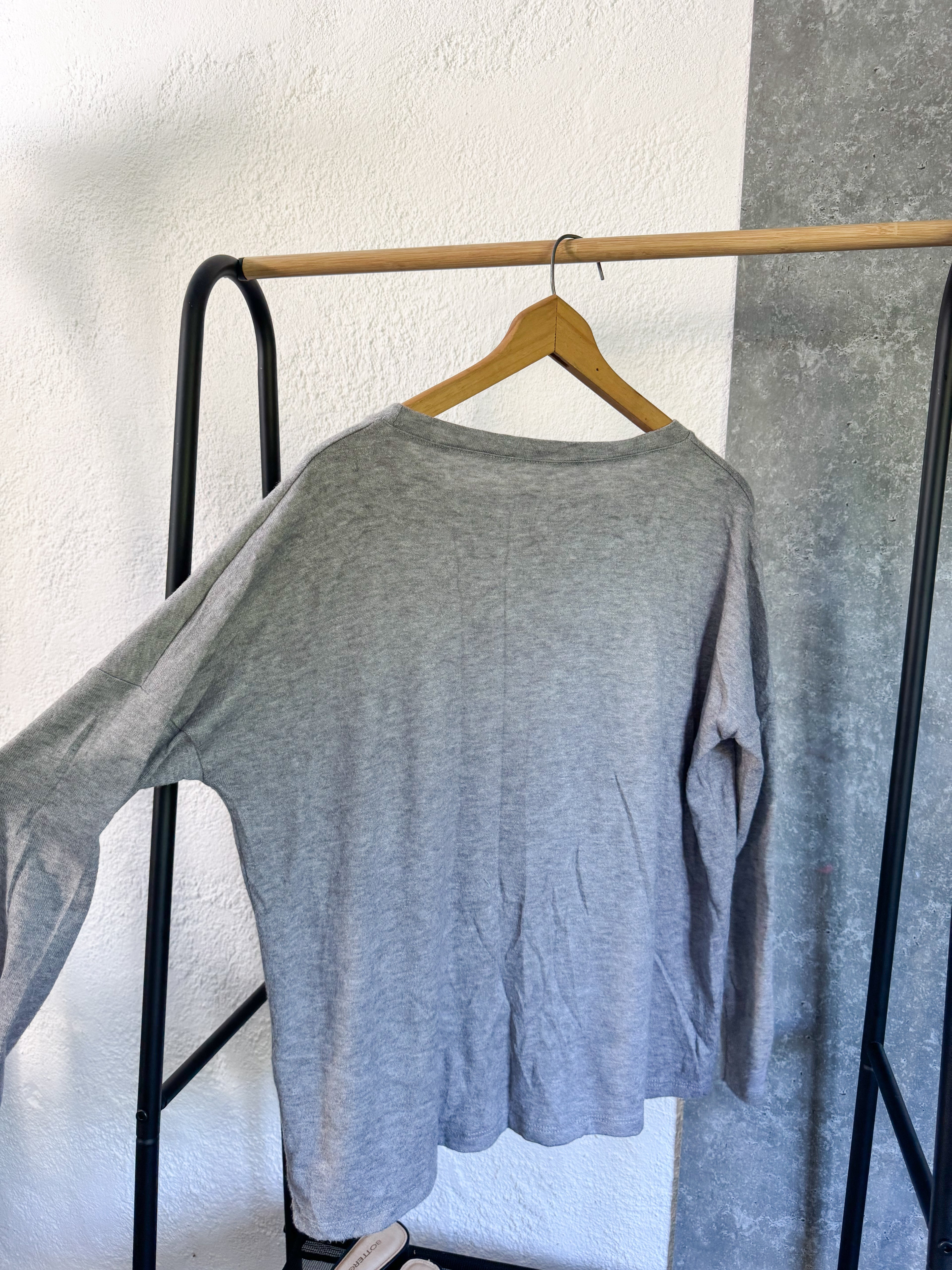 Buzo gris con flores