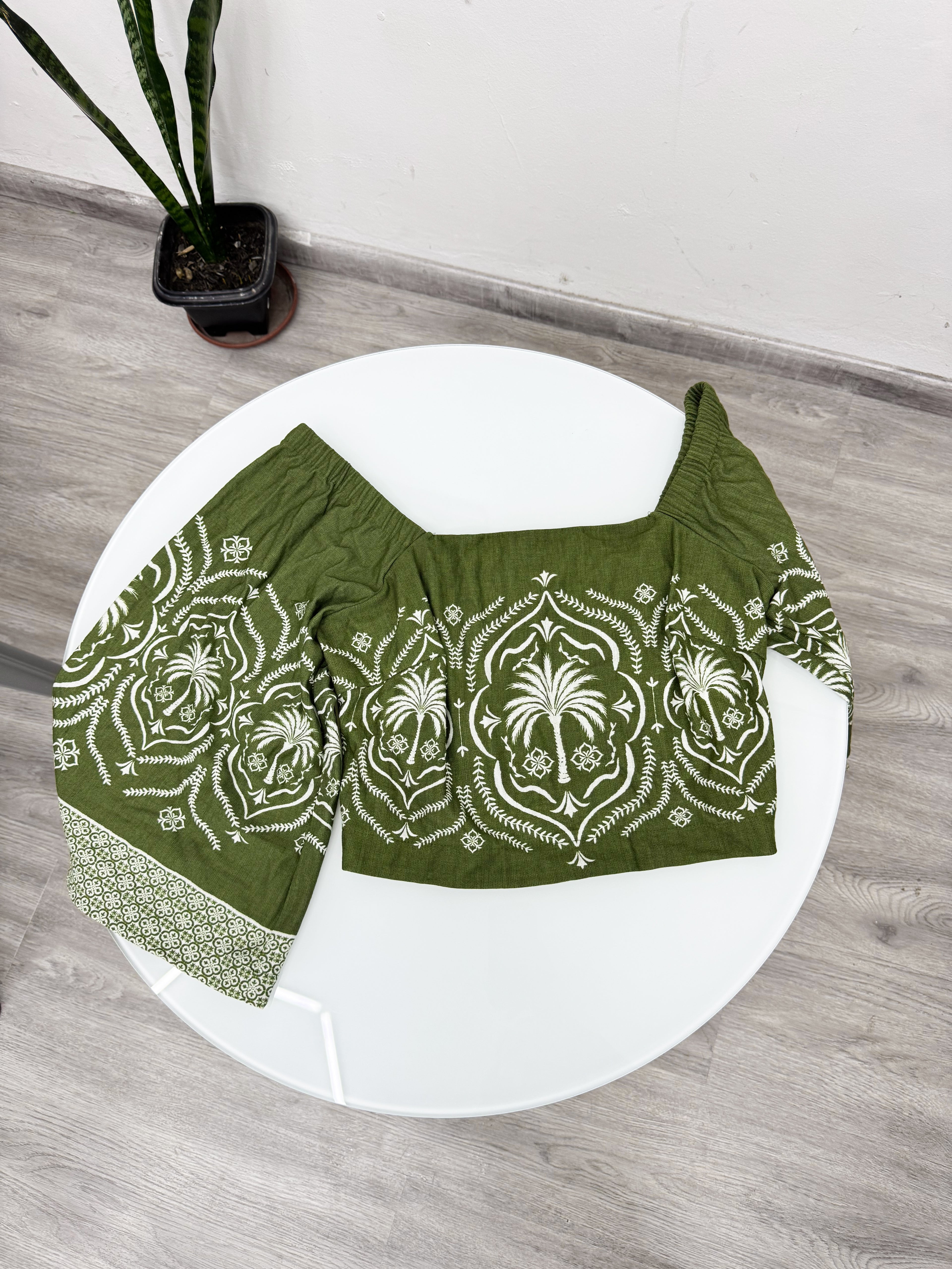Blusa verde con mangas anchas