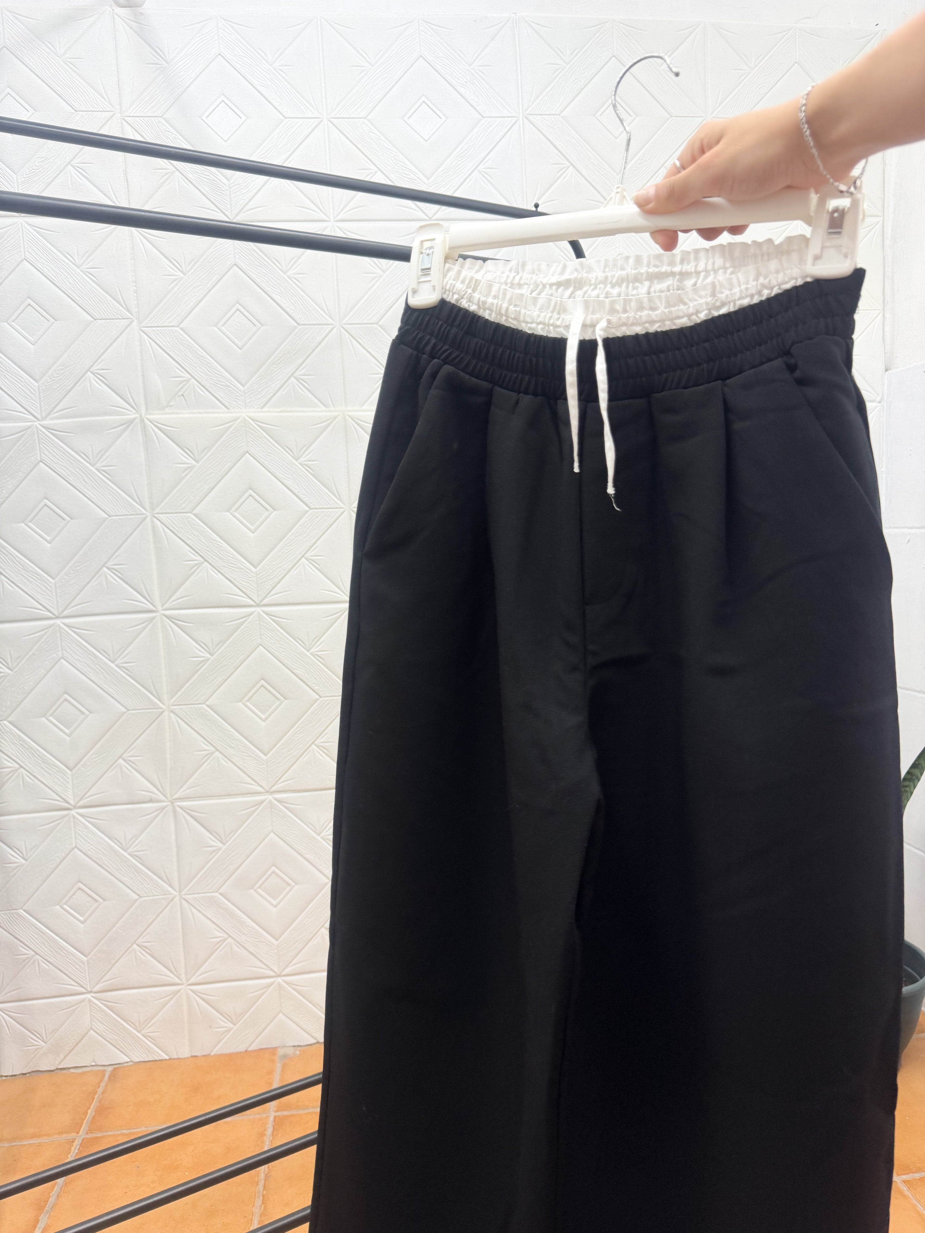 Pantalón ZARA negro con cintura blanca