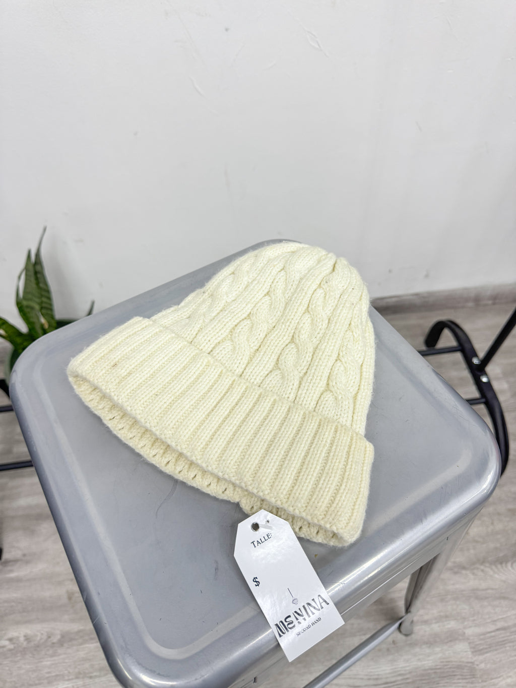 Gorro beige con peluchito por dentro