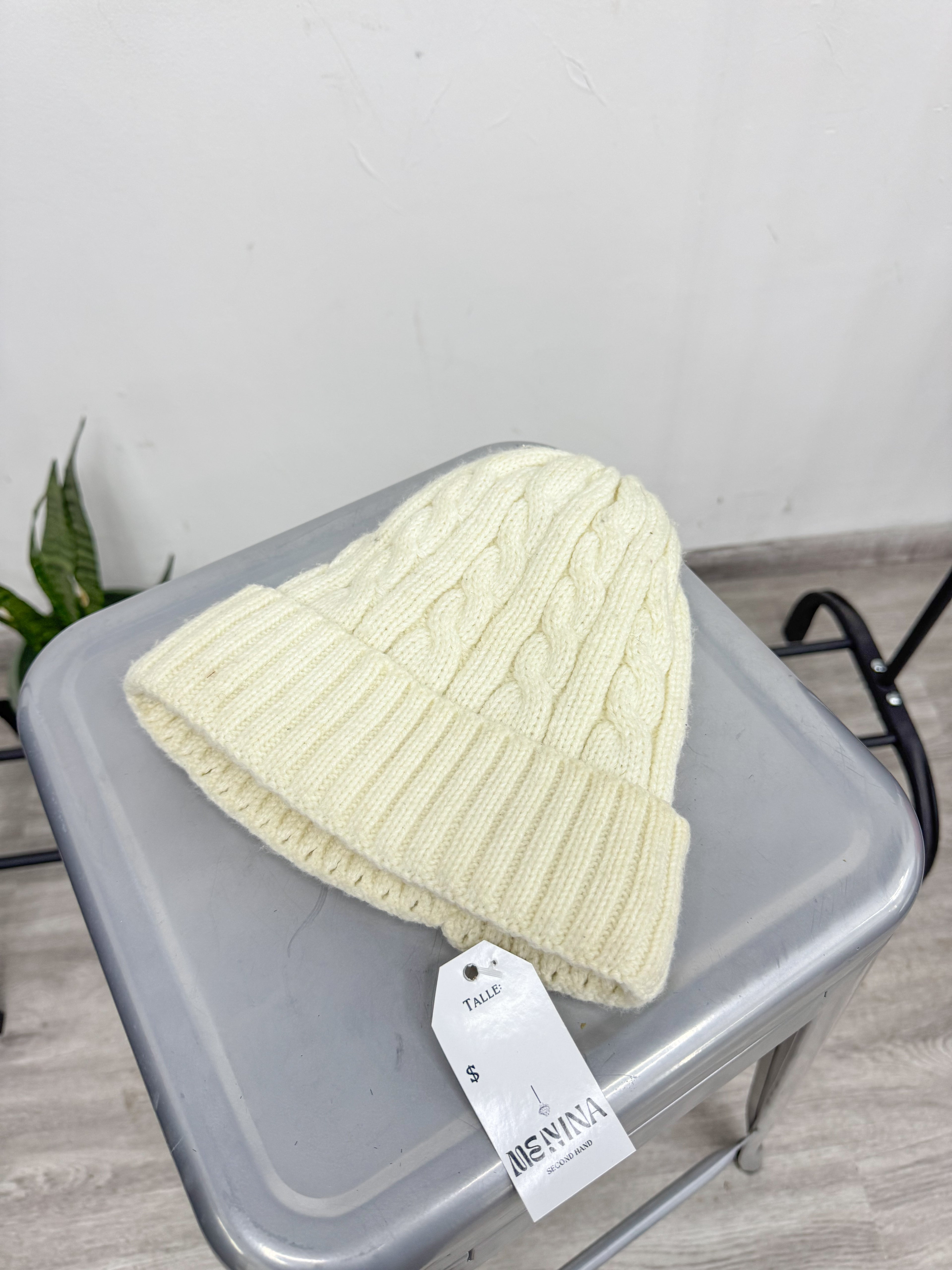 Gorro beige con peluchito por dentro