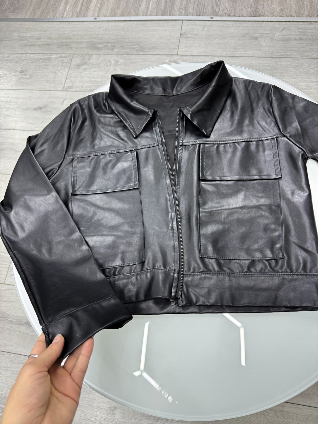Chaqueta eco cuero negra crop con cierre