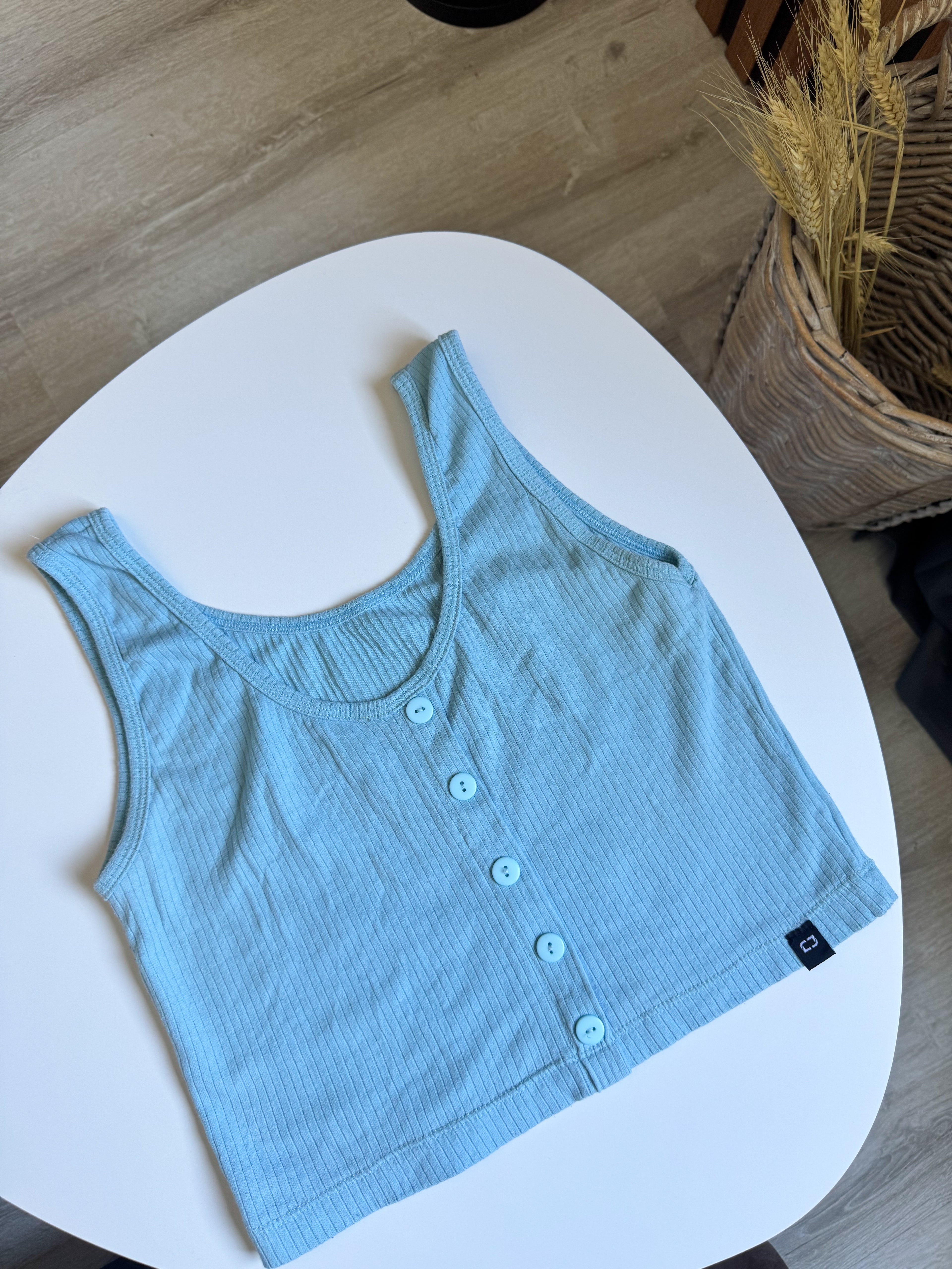 Top celeste con botones adelante