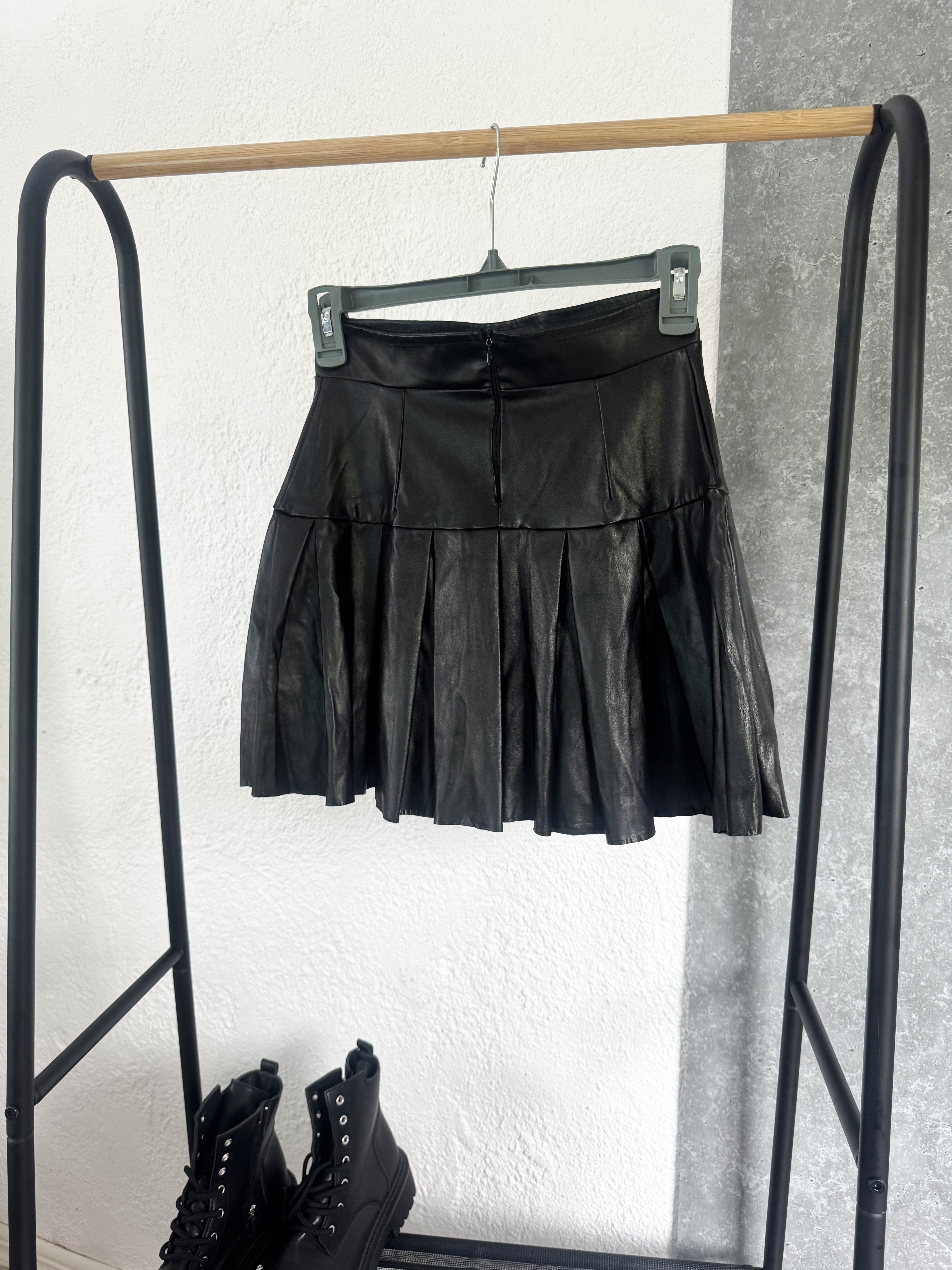 Pollera eco cuero negra tableada