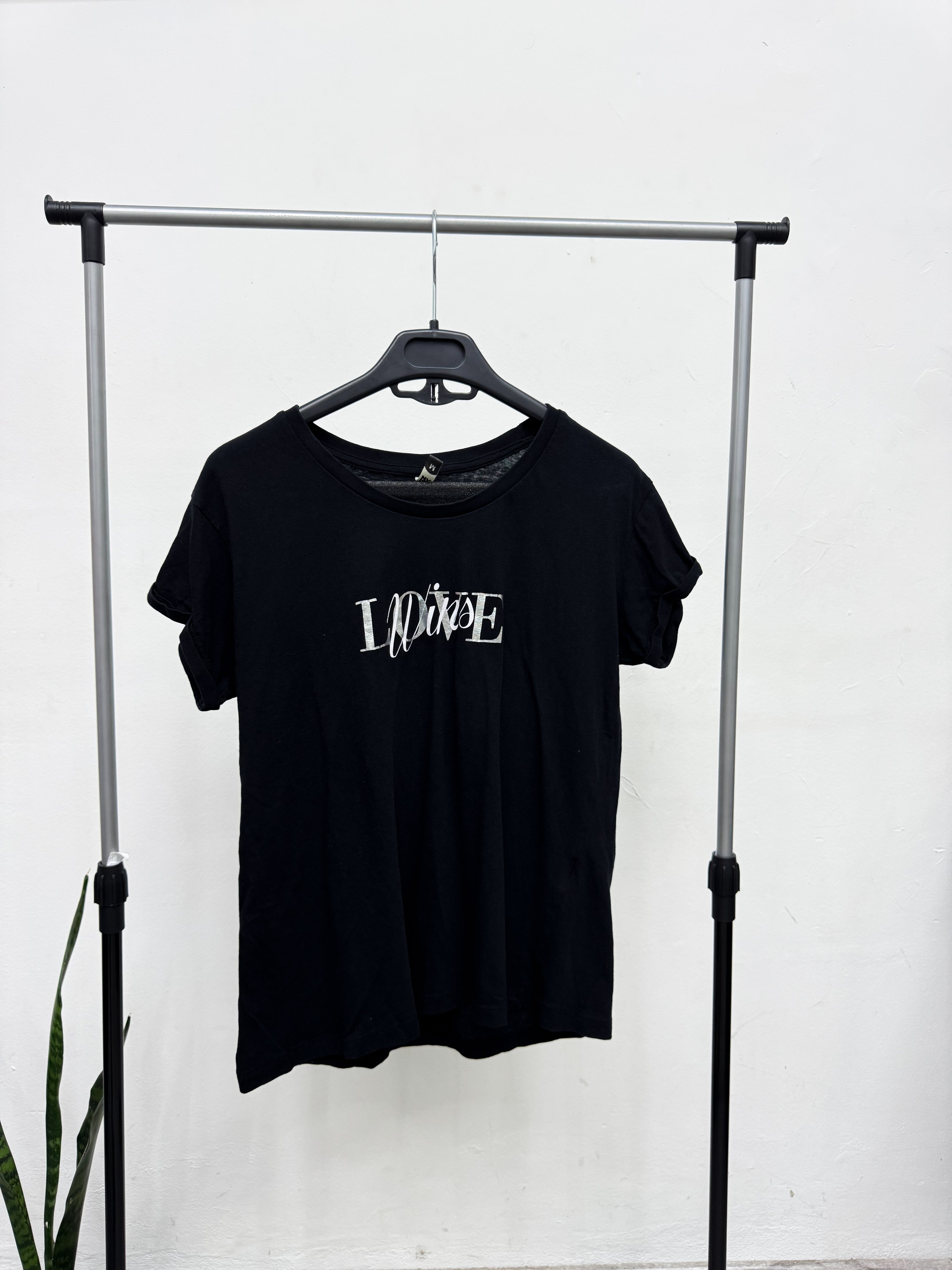 Remera negra manga corta LOVE