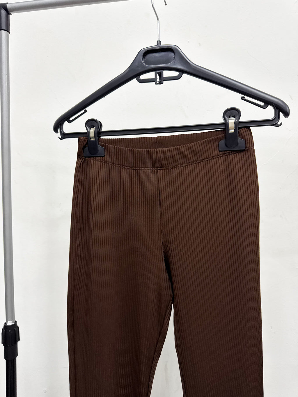 Pantalón marrón con frunce