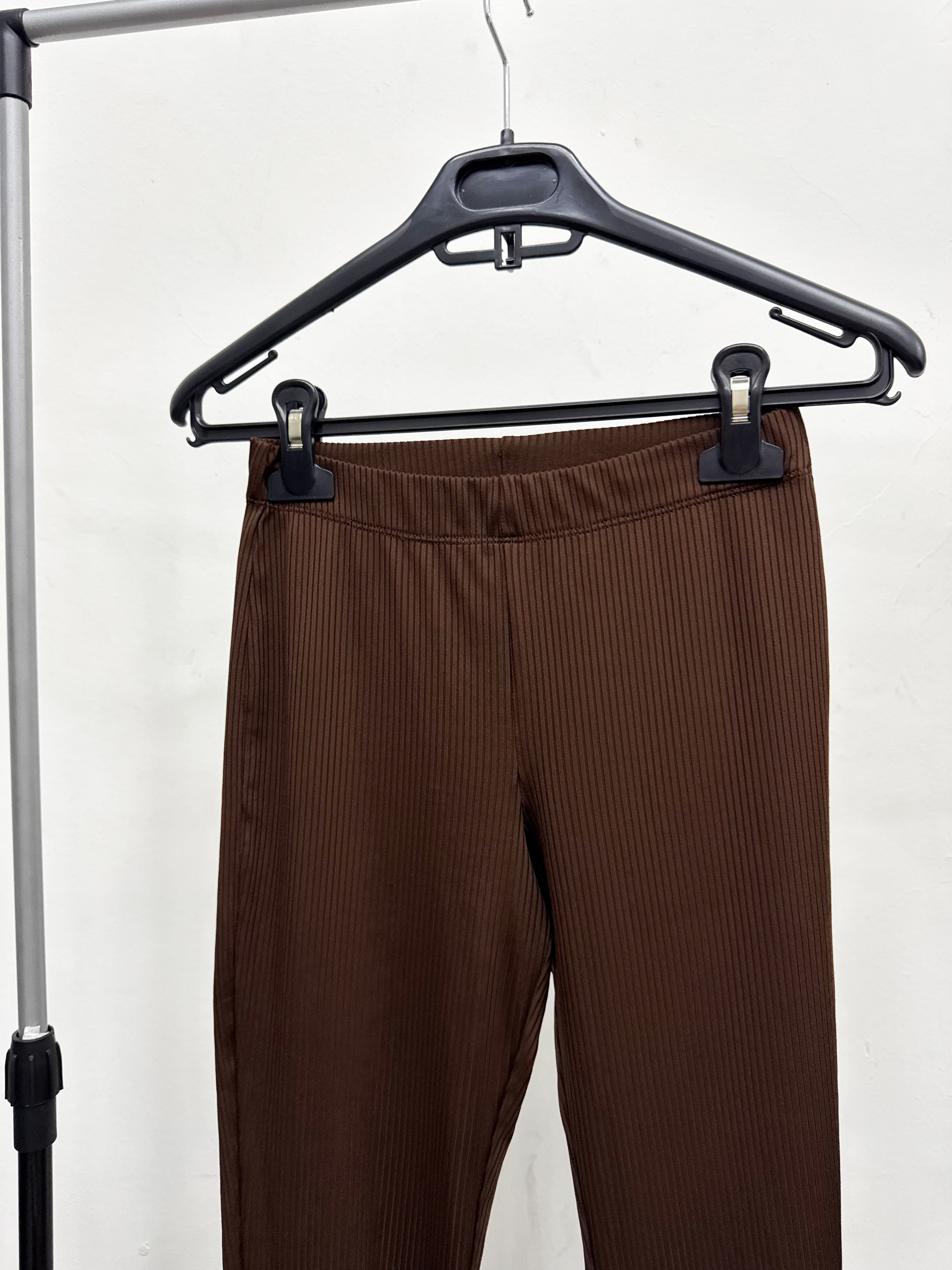 Pantalón marrón con frunce