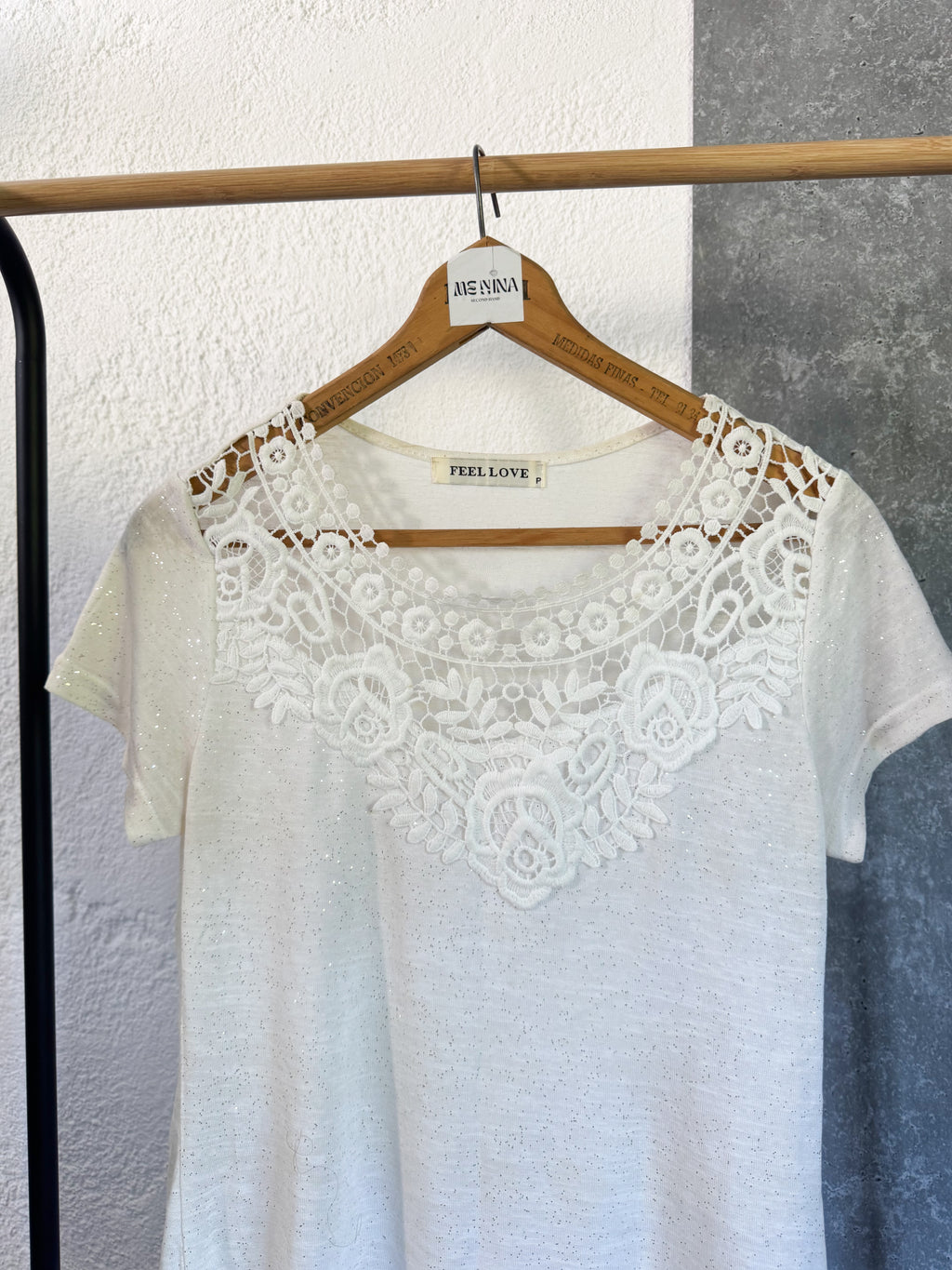 Remera blanca manga corta con brillos