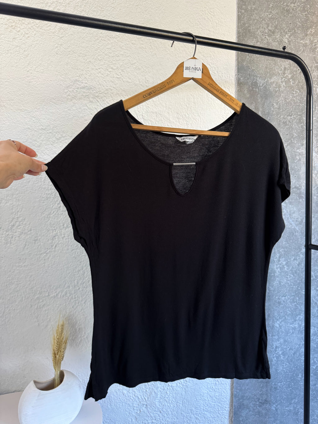 Remera negra Lolita con escote