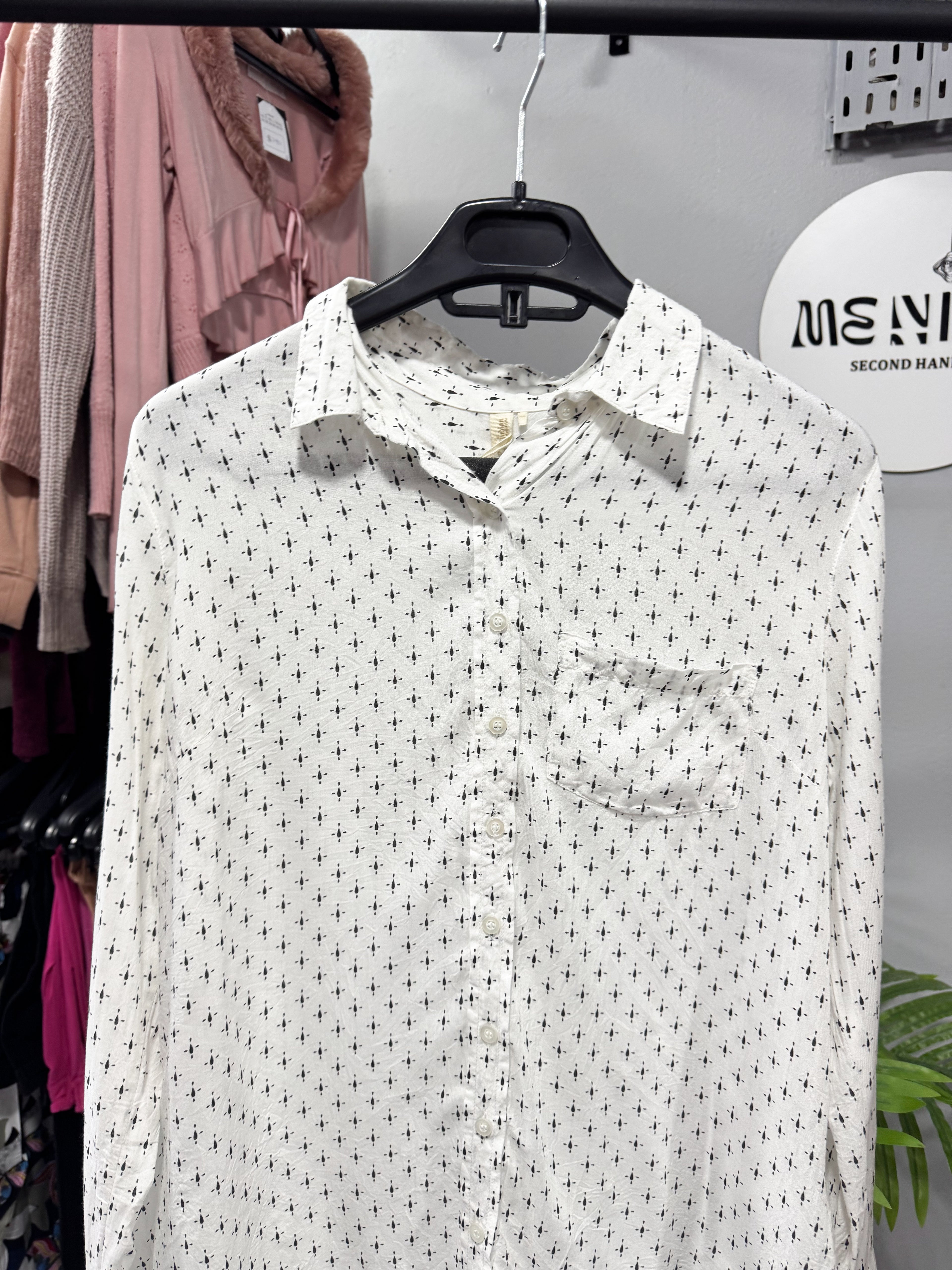 Camisa blanca con negro