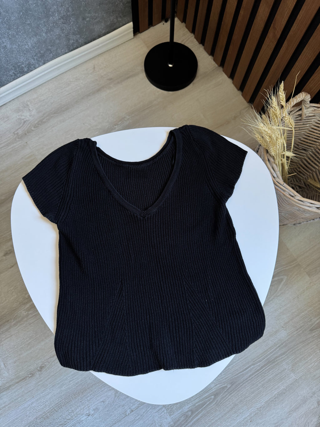 Remera negra de hilo manga corta