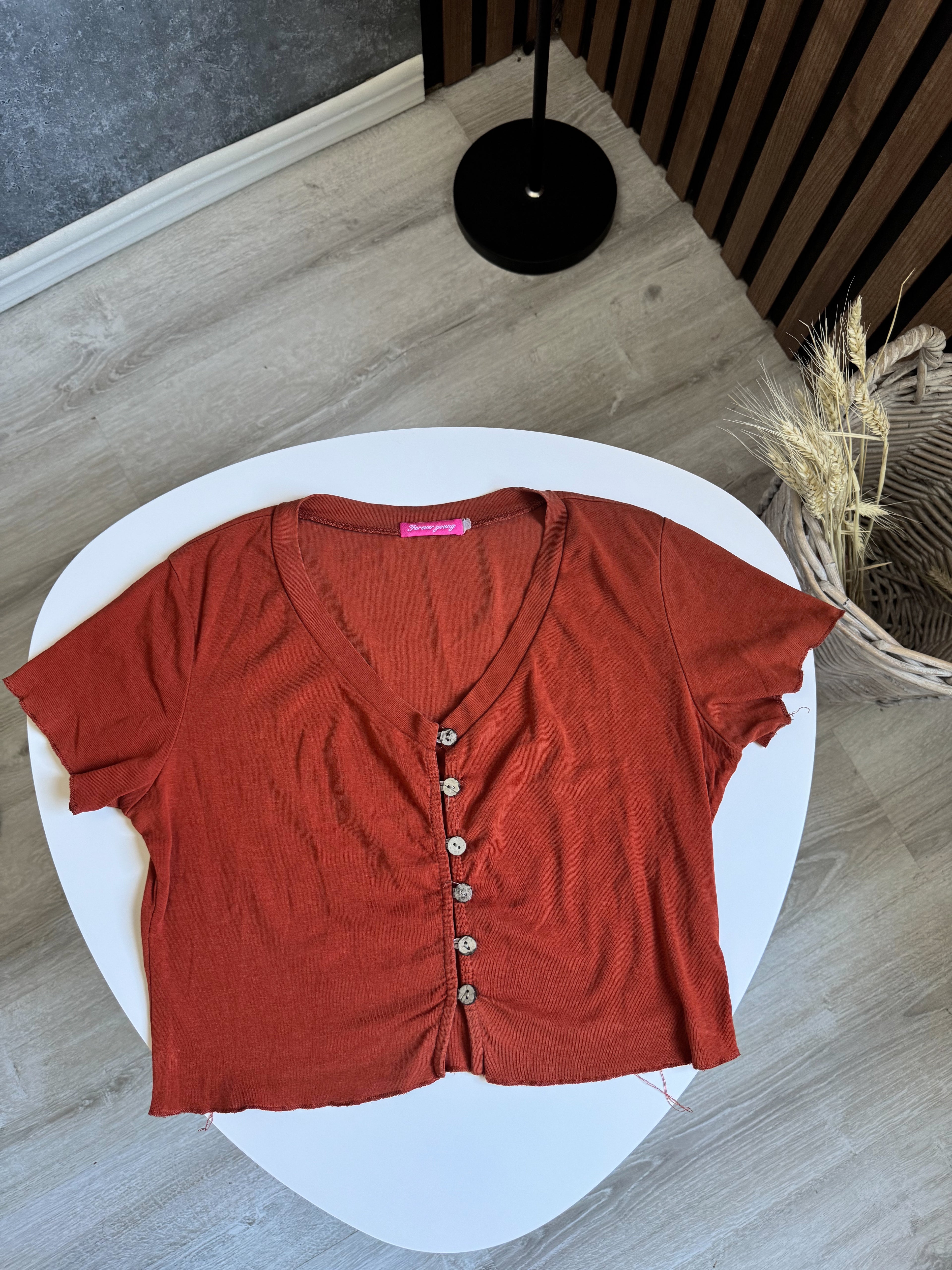 Top terracota con botones adelante