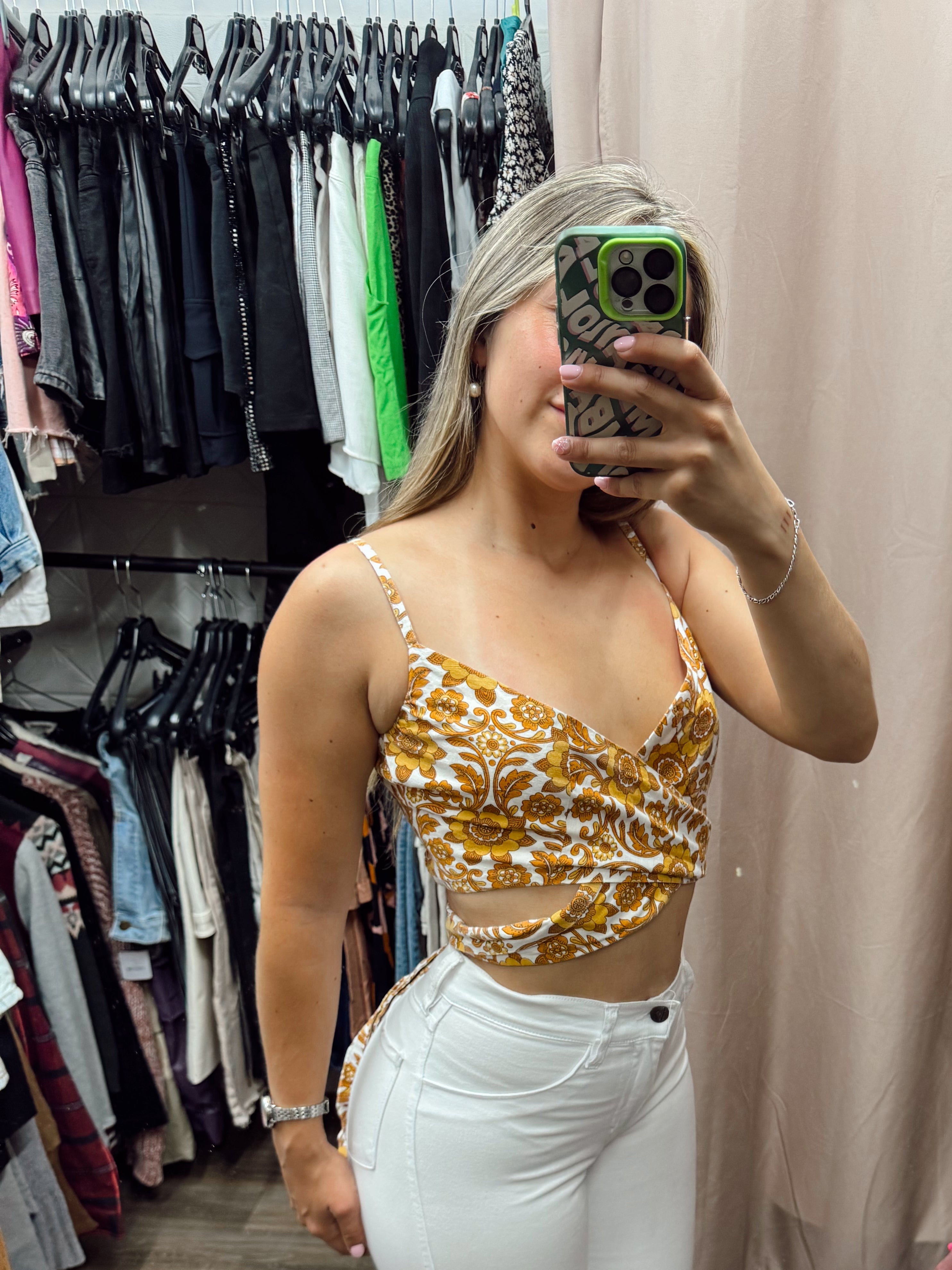 Top amarillo con flores