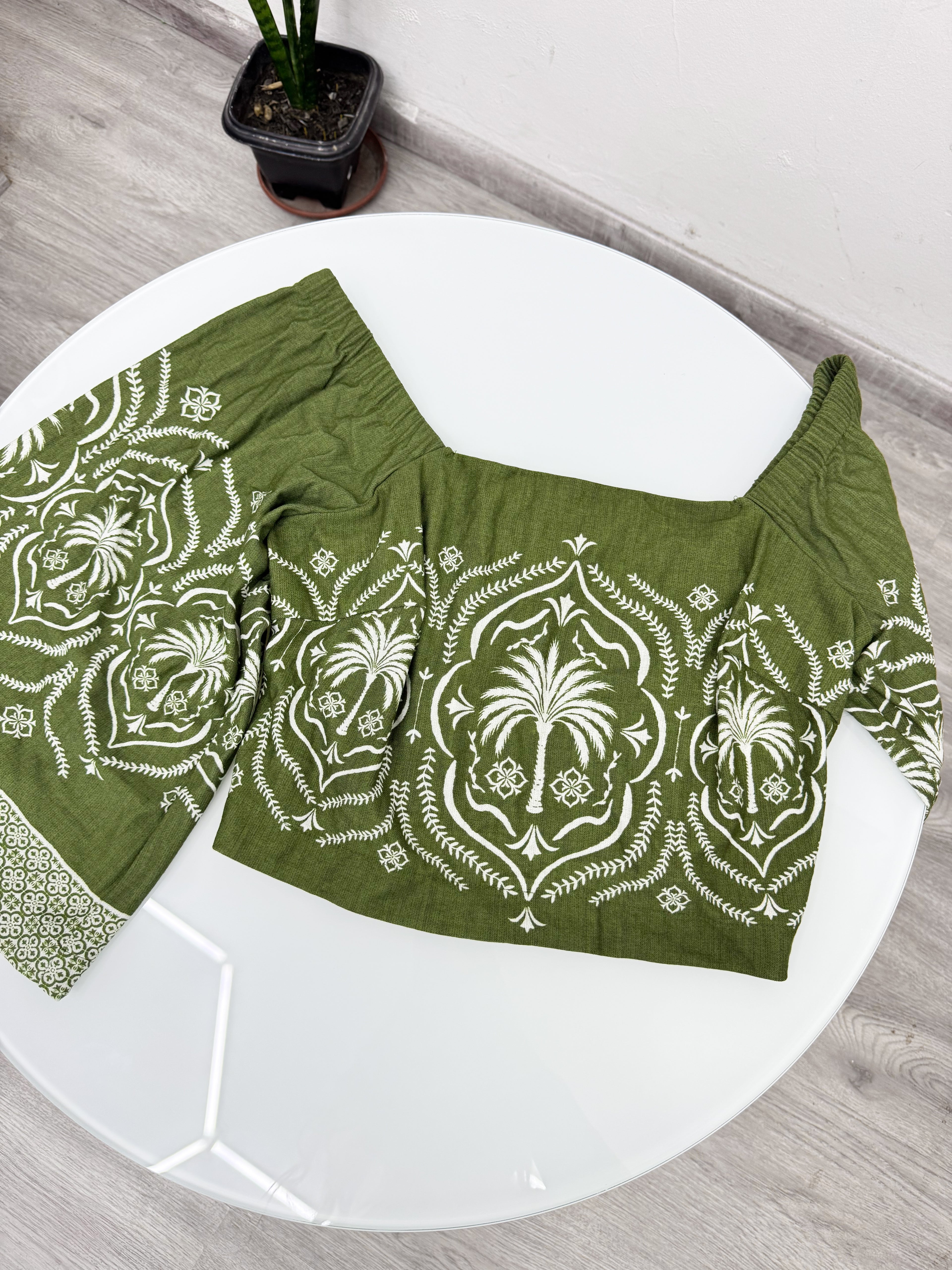 Blusa verde con mangas anchas