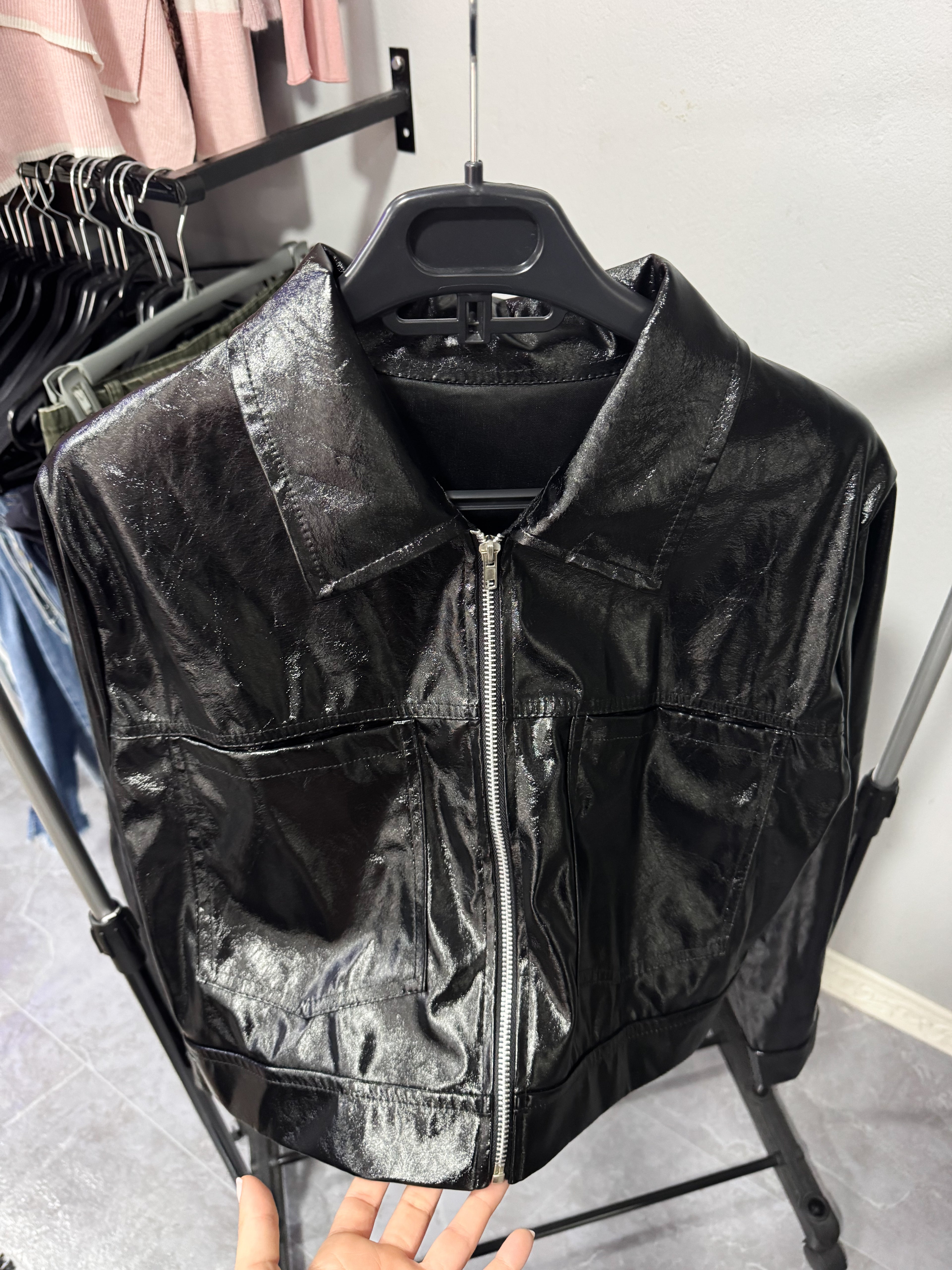 Chaqueta negra cuerina brillosa