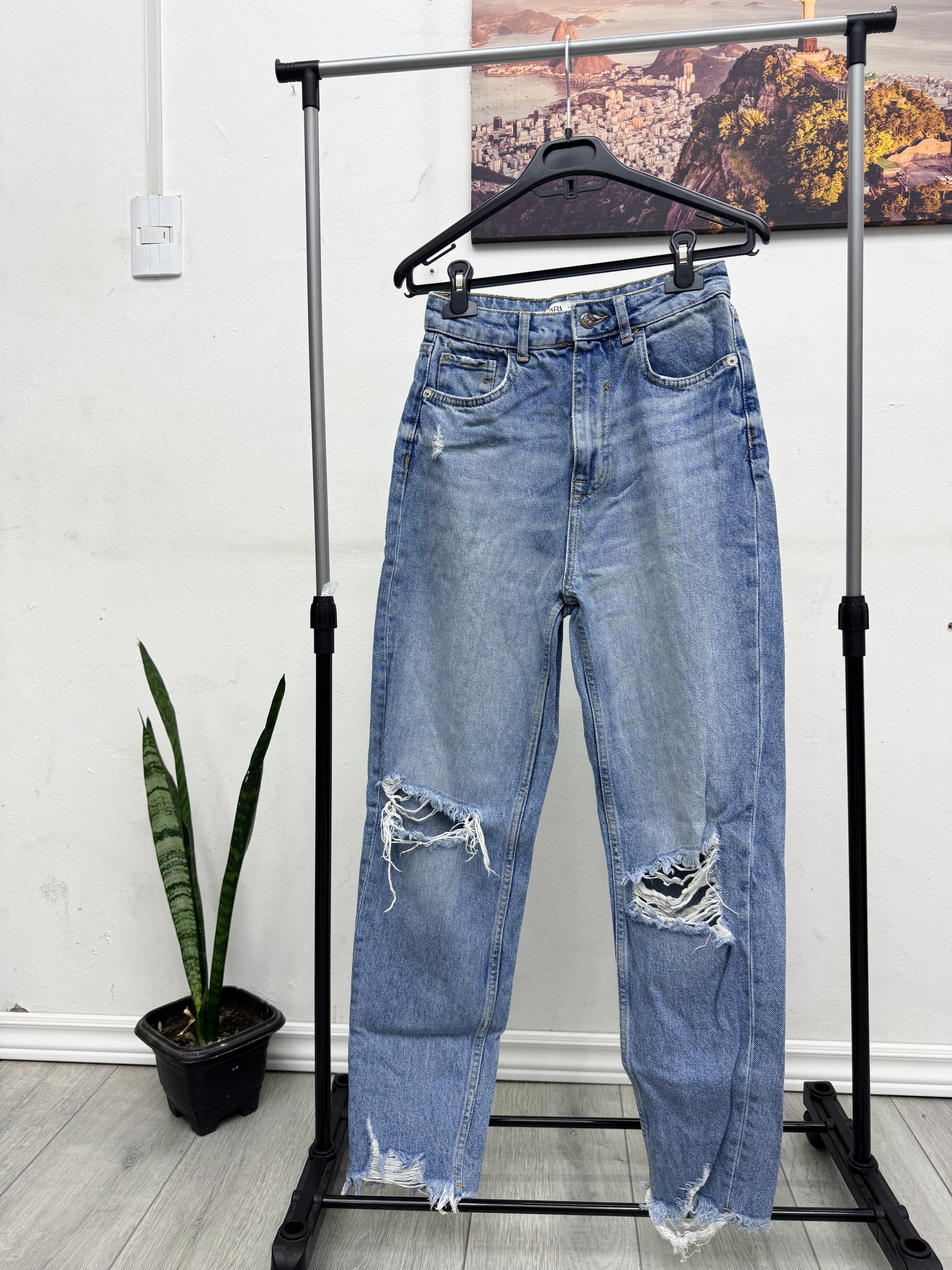 Jean ZARA con roturas