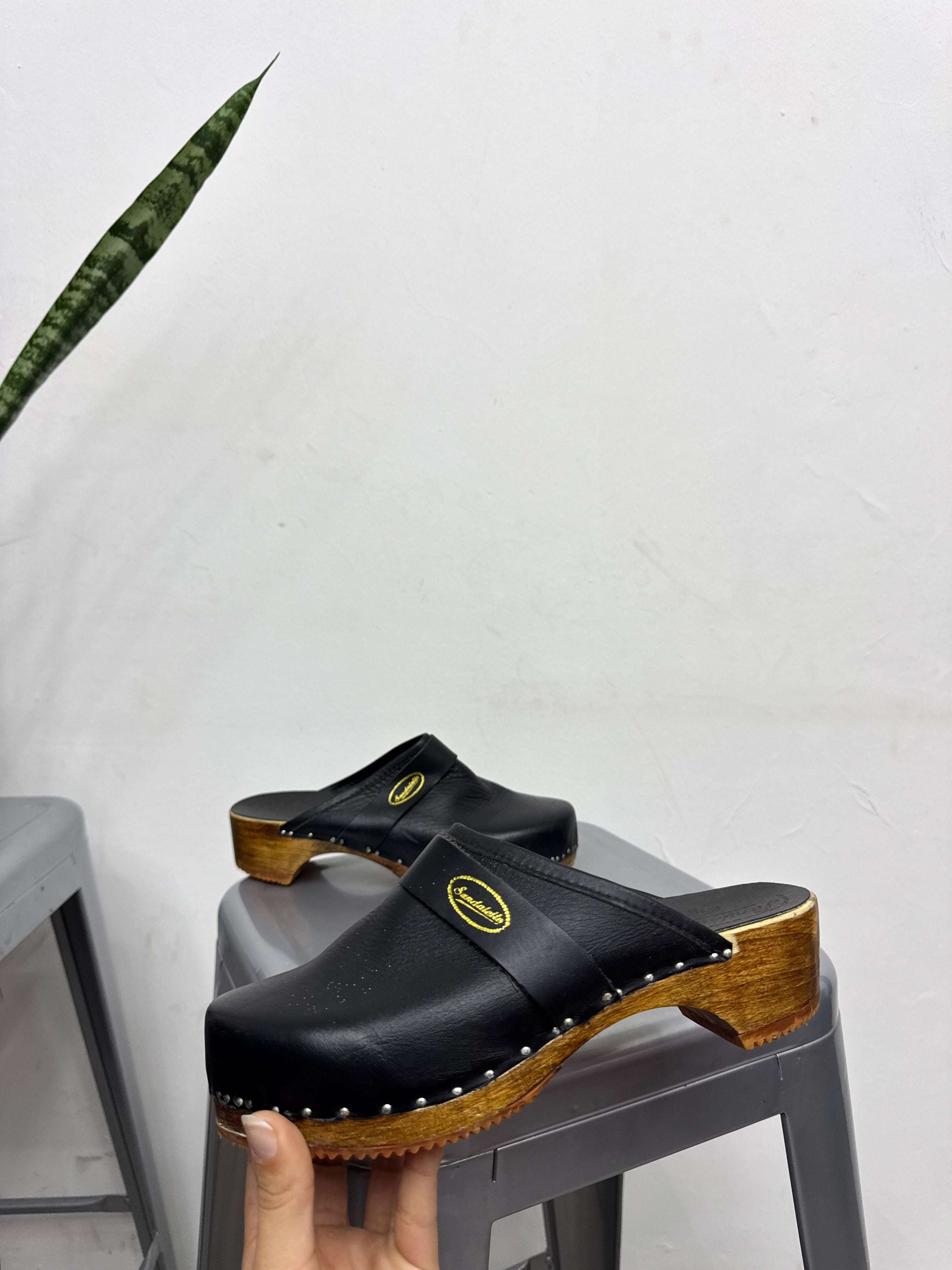 Suecos Bergantiños negros de madera y cuero