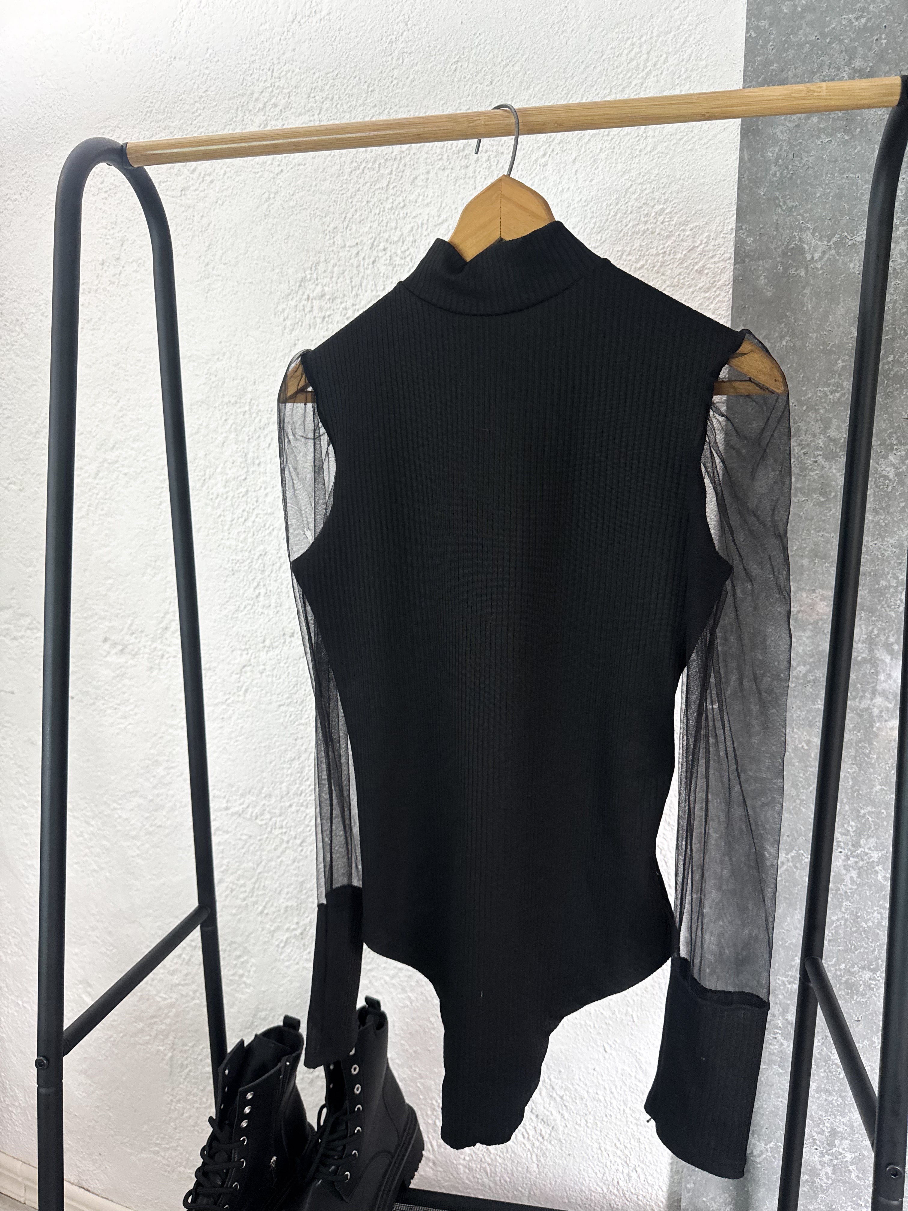 Body negro con mangas traslúcidas
