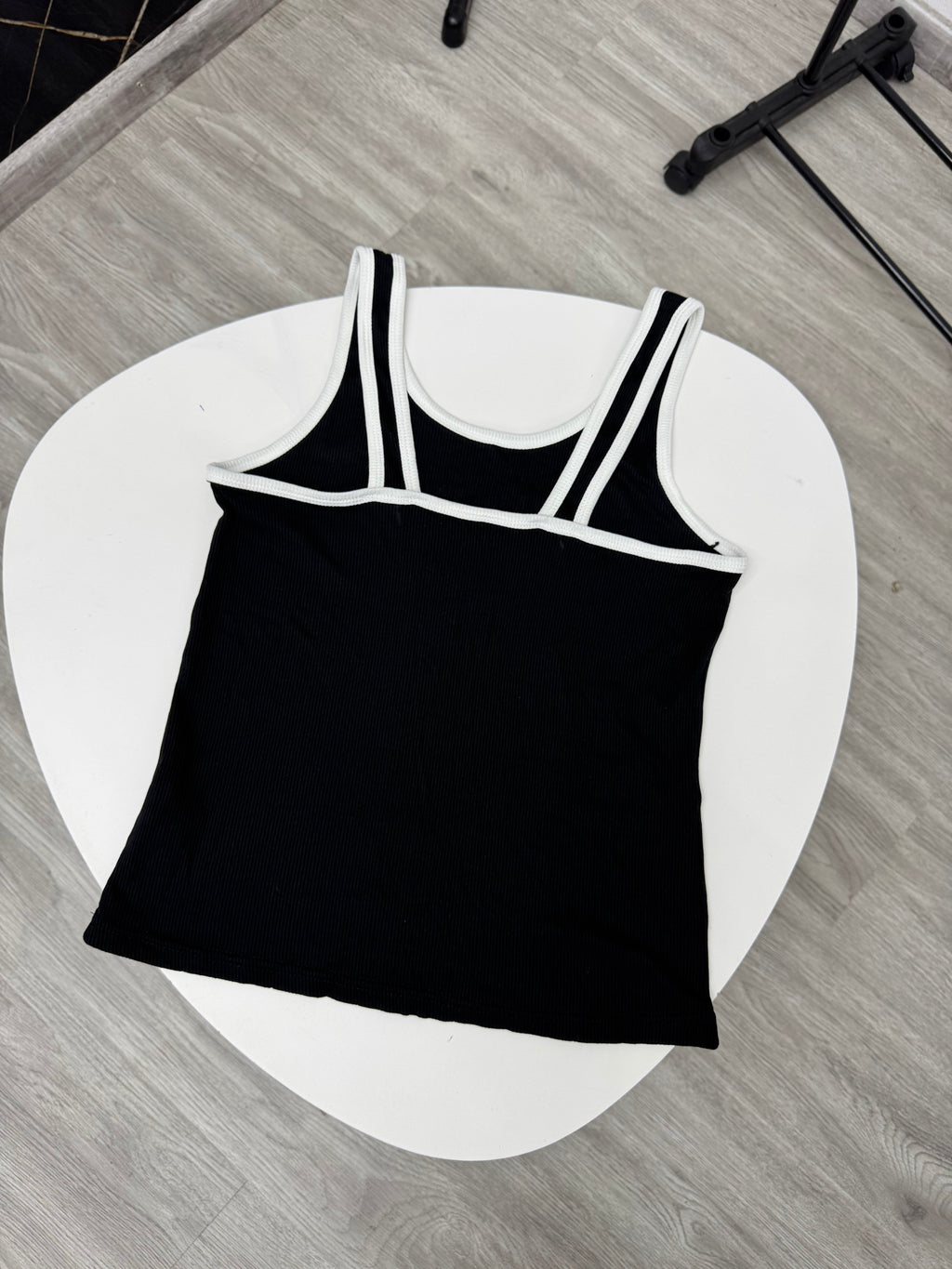 Top musculosa negro con blanco